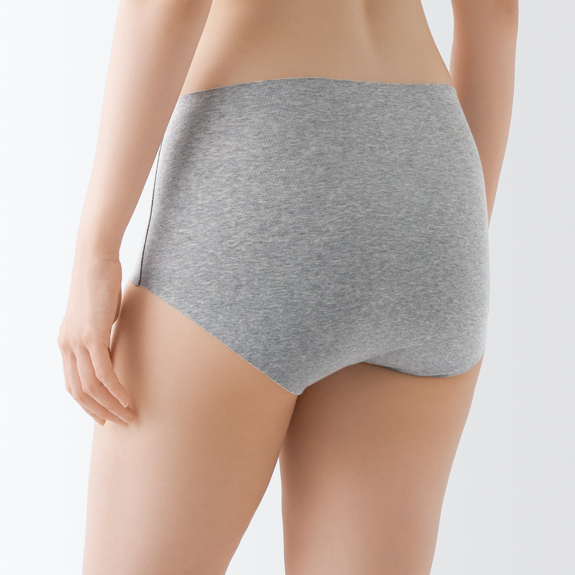 どこにも縫い目がないサニタリーショーツ