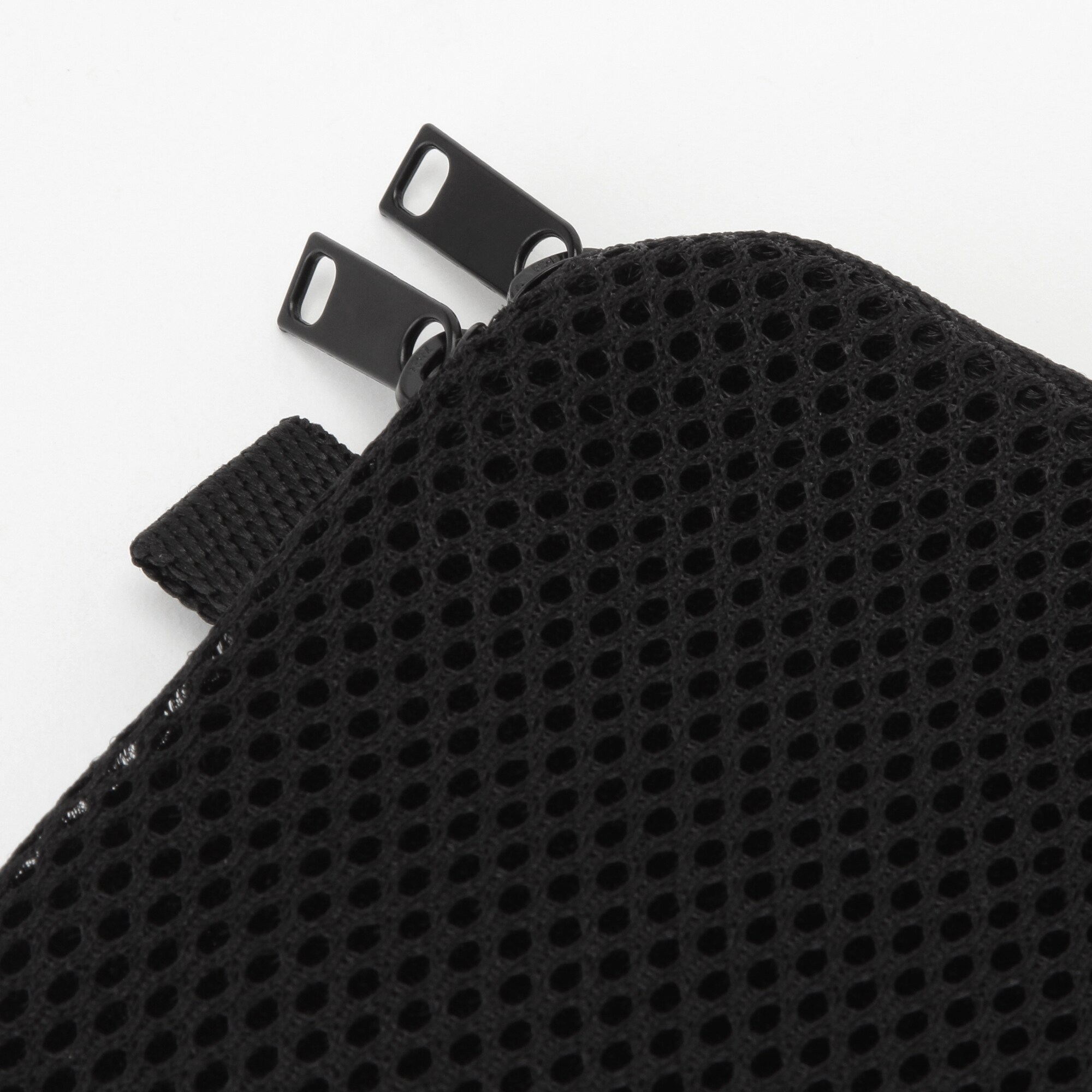 ポリエステルメッシュクッションケース　黒・横型・約１１×１７ｃｍ