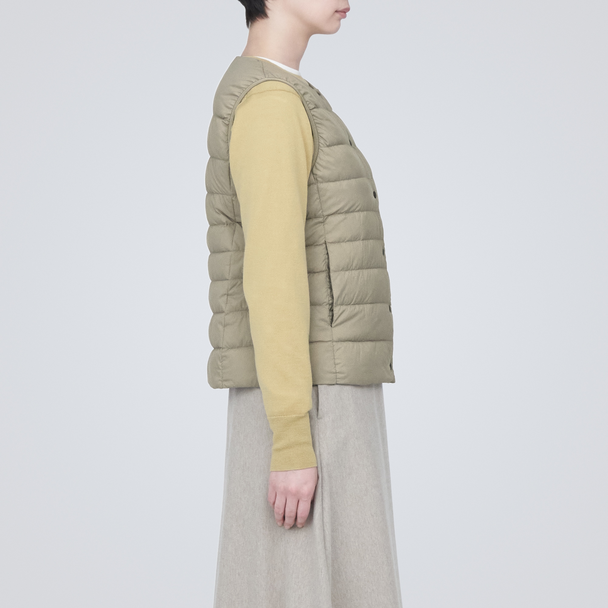 軽量ダウンノーカラーベスト（帯電防止裏地）