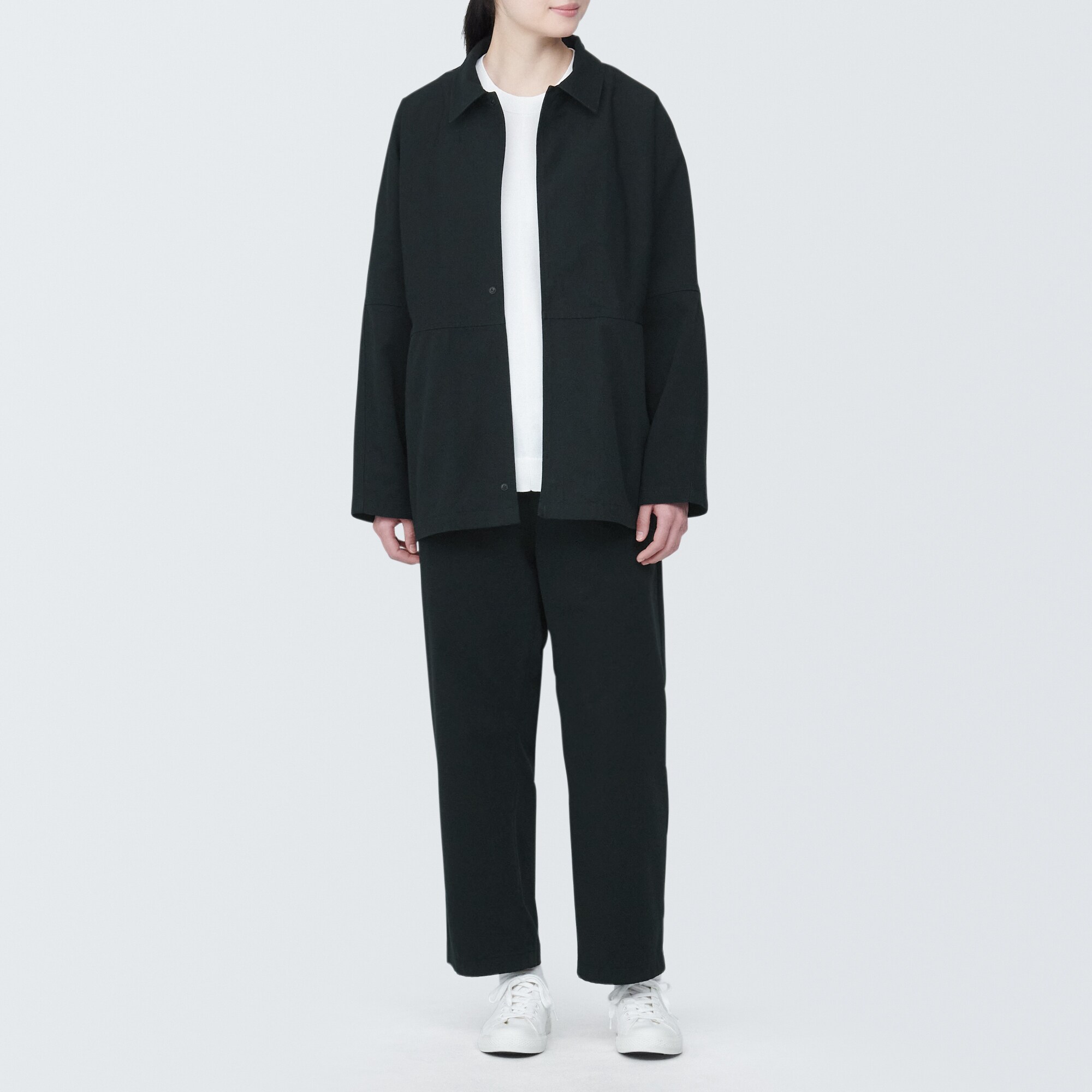 燃えにくい素材を使ったストレートパンツ