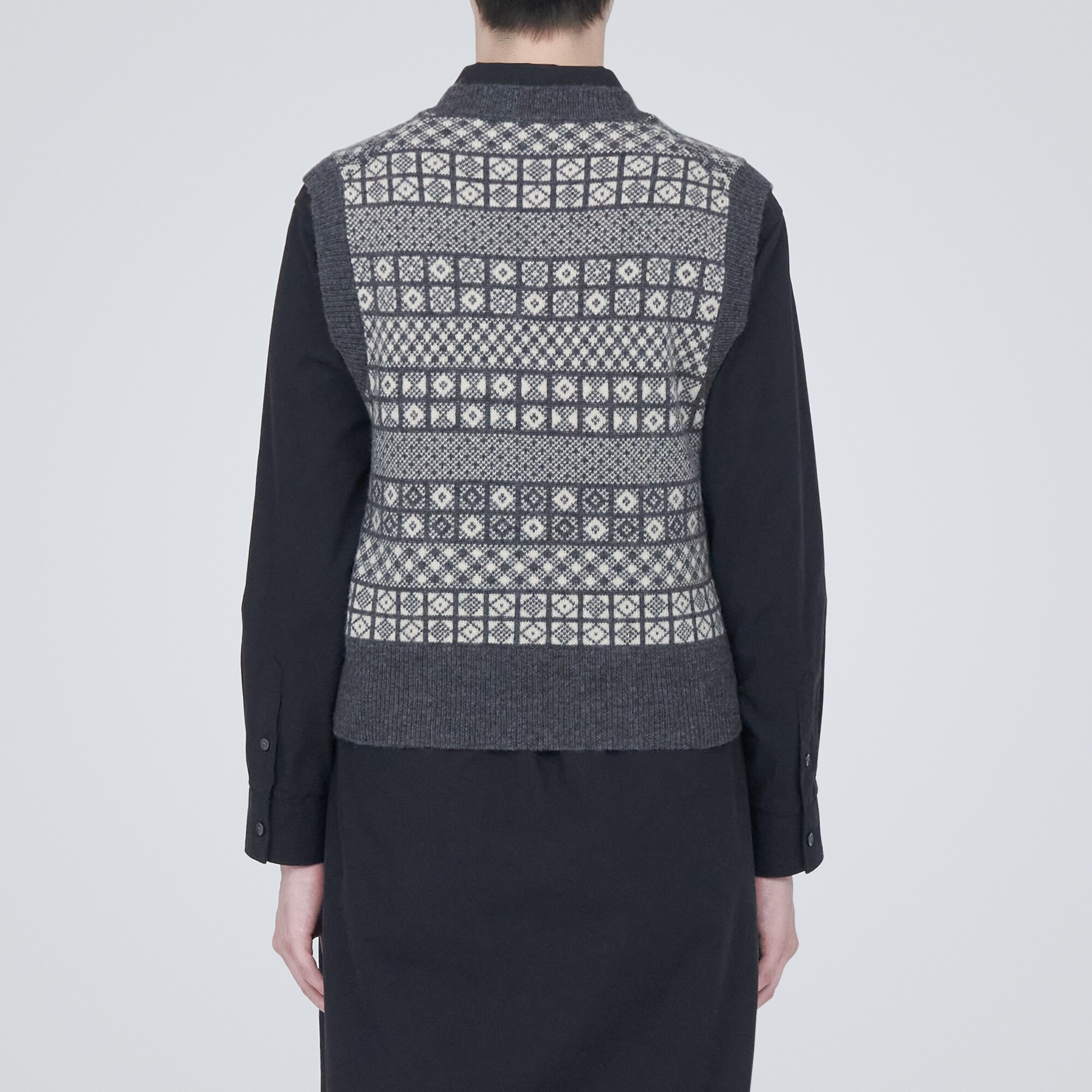 メリノウールジャカード編みＶネックベスト