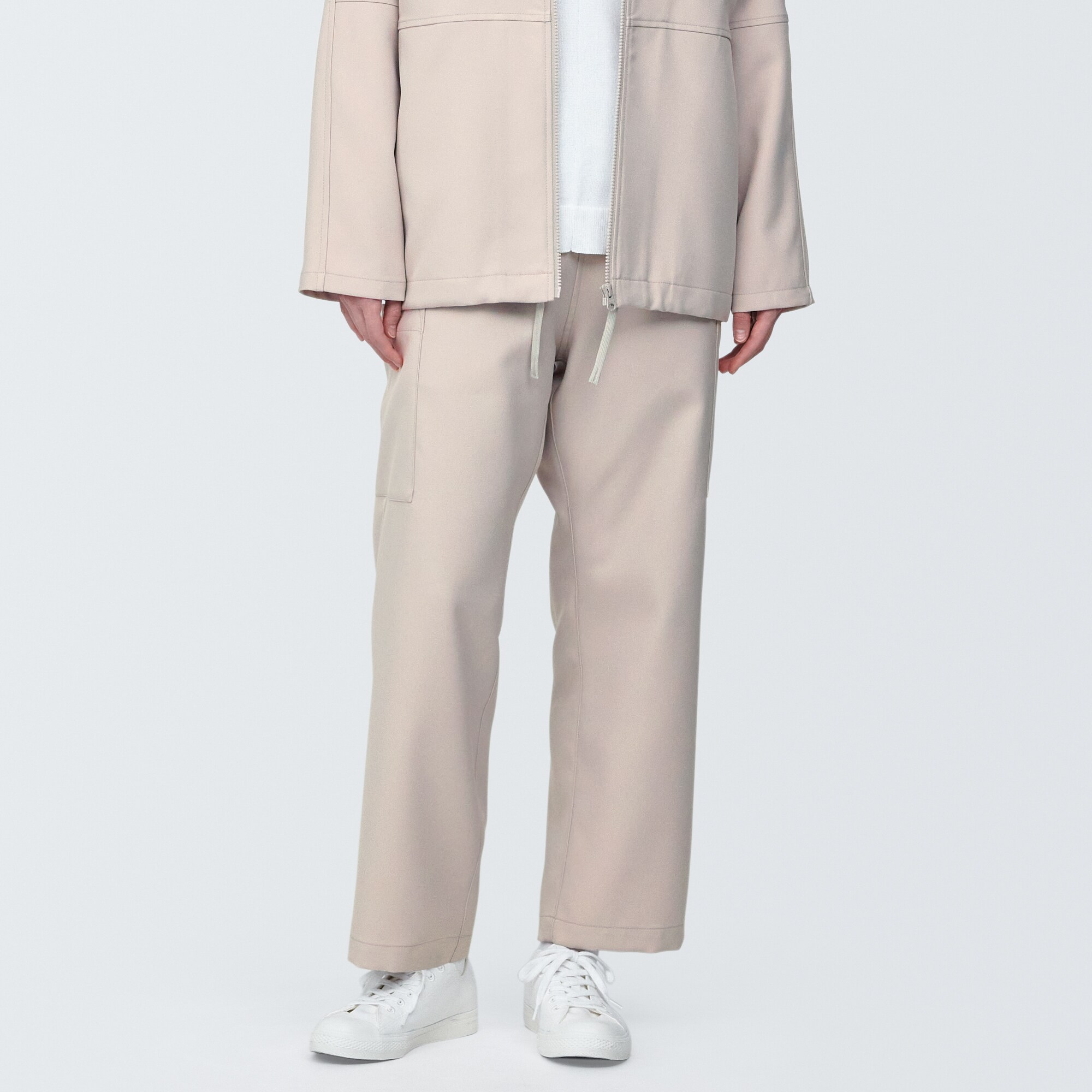 汚れが落ちやすいカーゴパンツ