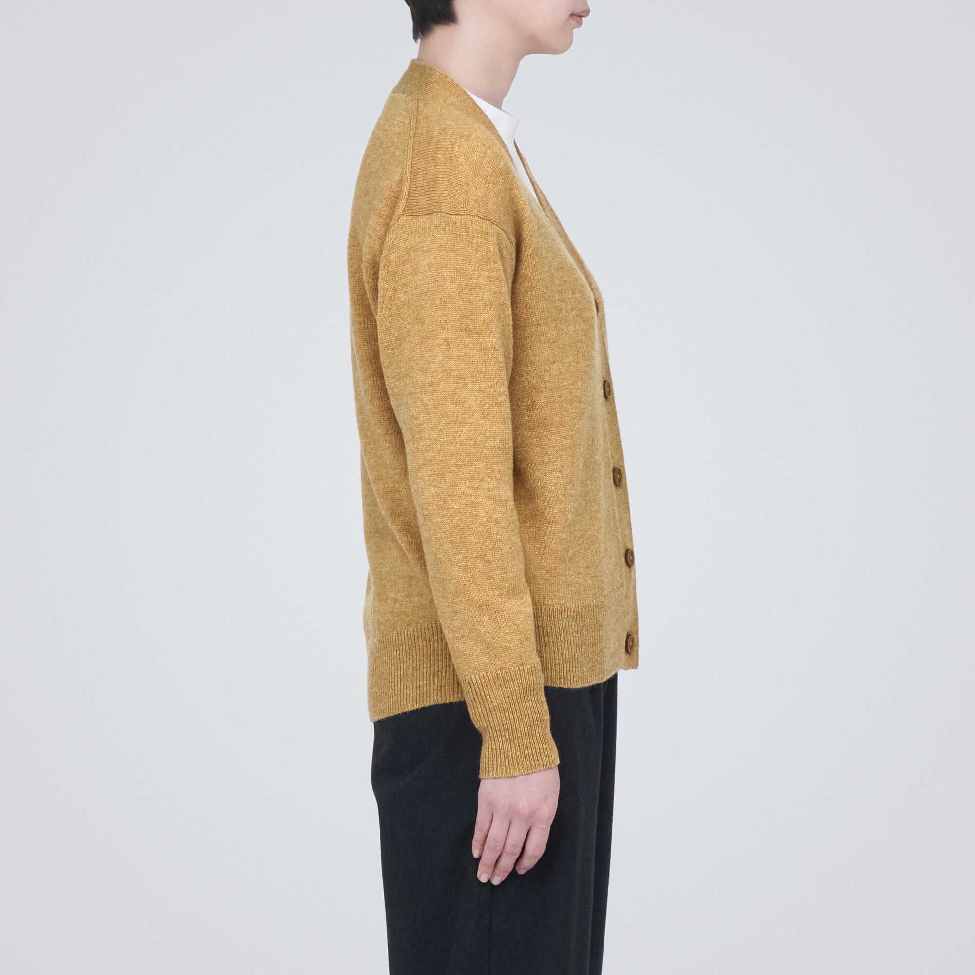 洗えるウールミドルゲージＶネックカーディガン