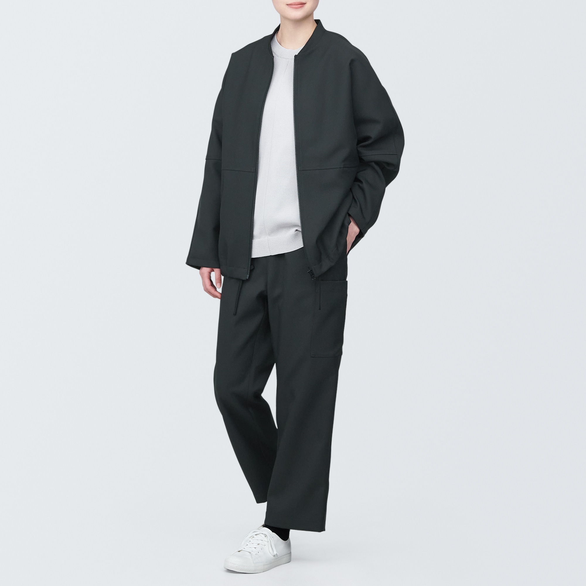 汚れが落ちやすいカーゴパンツ