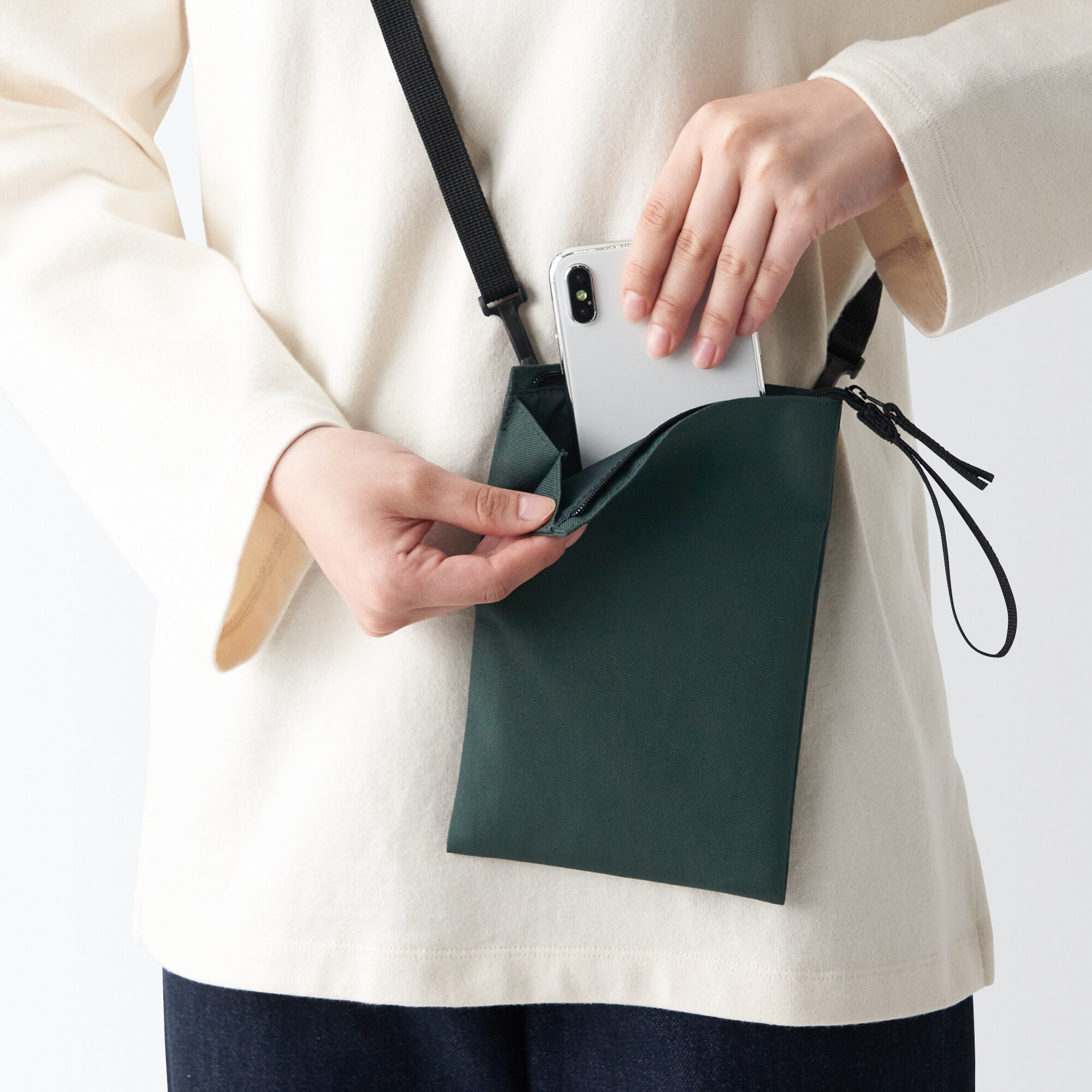 ポーチとしても使える　撥水ミニサコッシュ