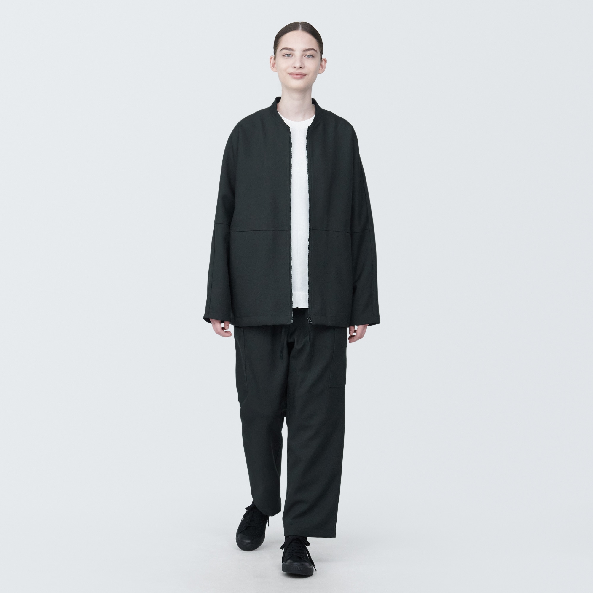 汚れが落ちやすいジップアップブルゾン