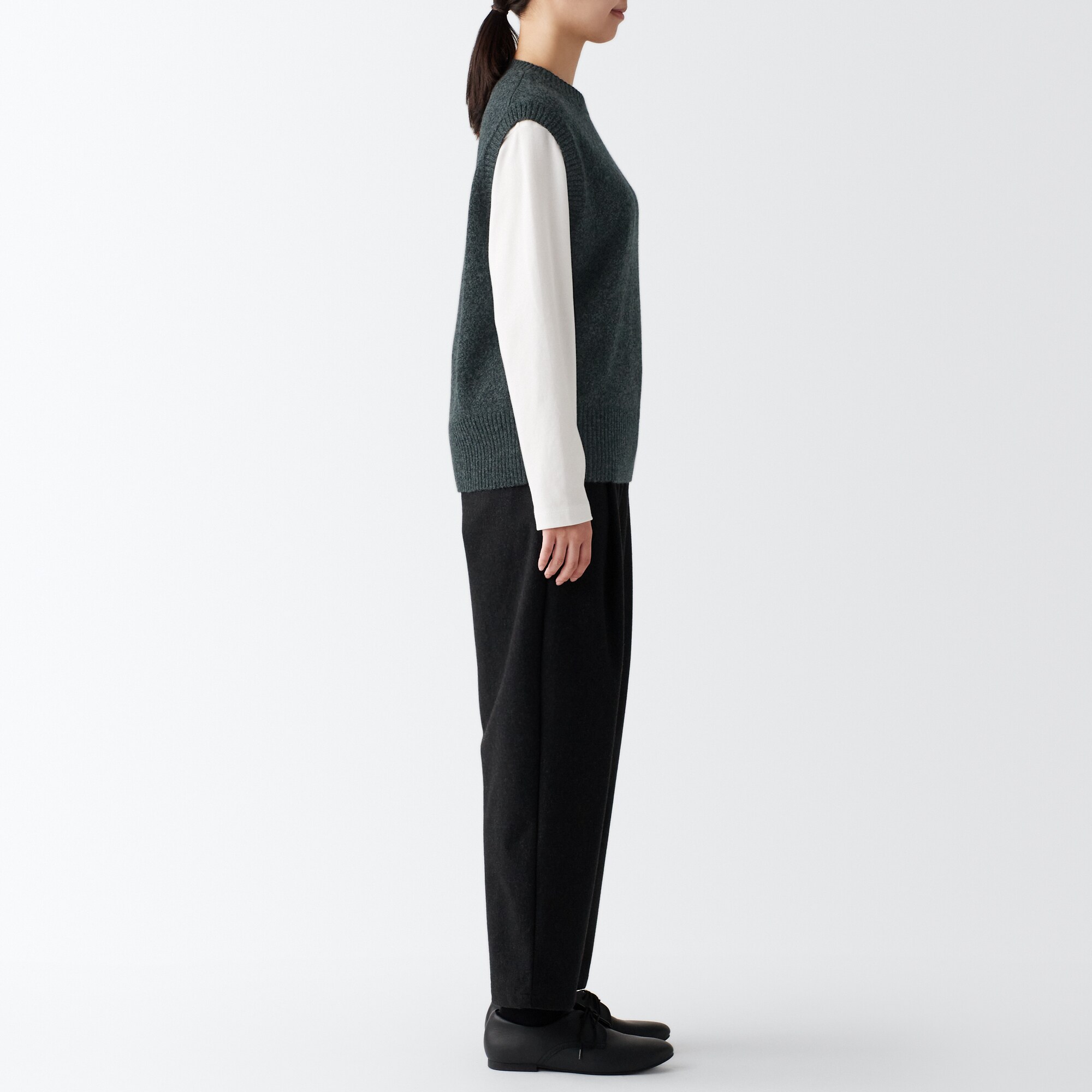 残糸で編んだクルーネックベスト