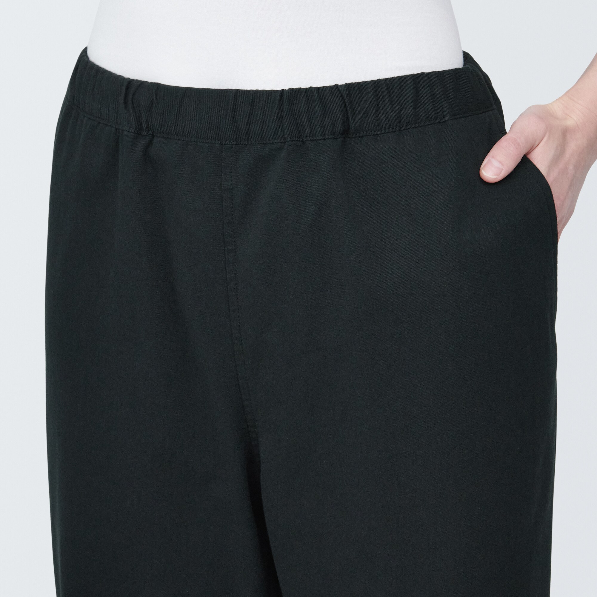 燃えにくい素材を使ったストレートパンツ