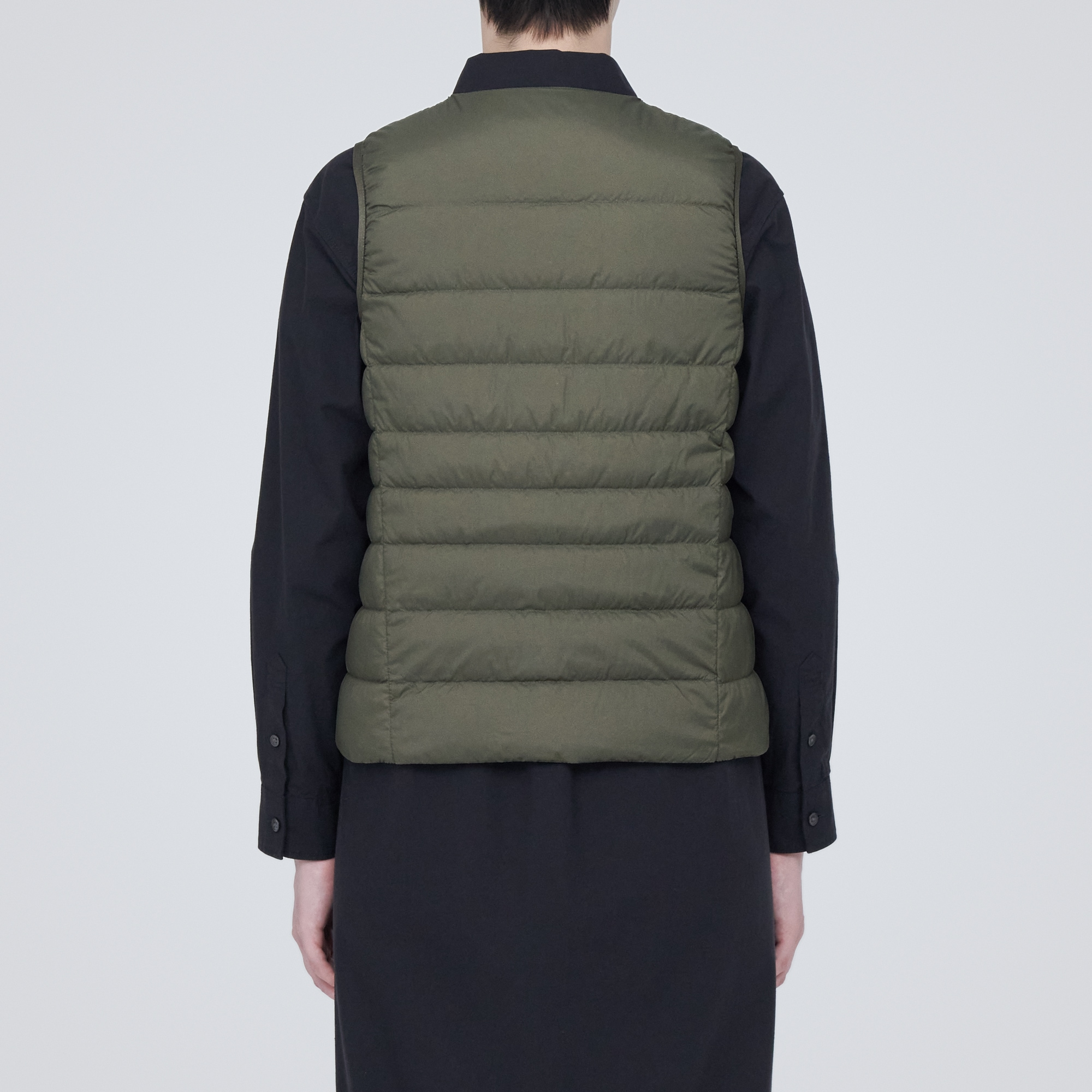 軽量ダウンノーカラーベスト（帯電防止裏地）