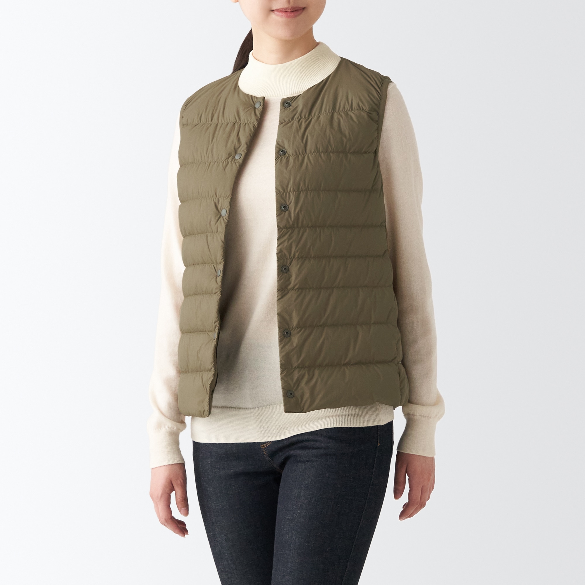 再生ナイロン軽量ノーカラーダウンベスト（数量限定）