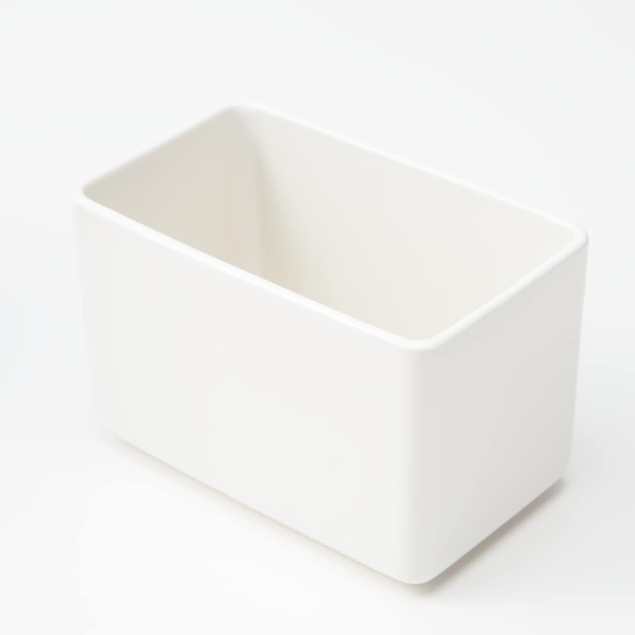 瀬戸焼　磁器角鉢　白・約１７×１０×高さ１１ｃｍ