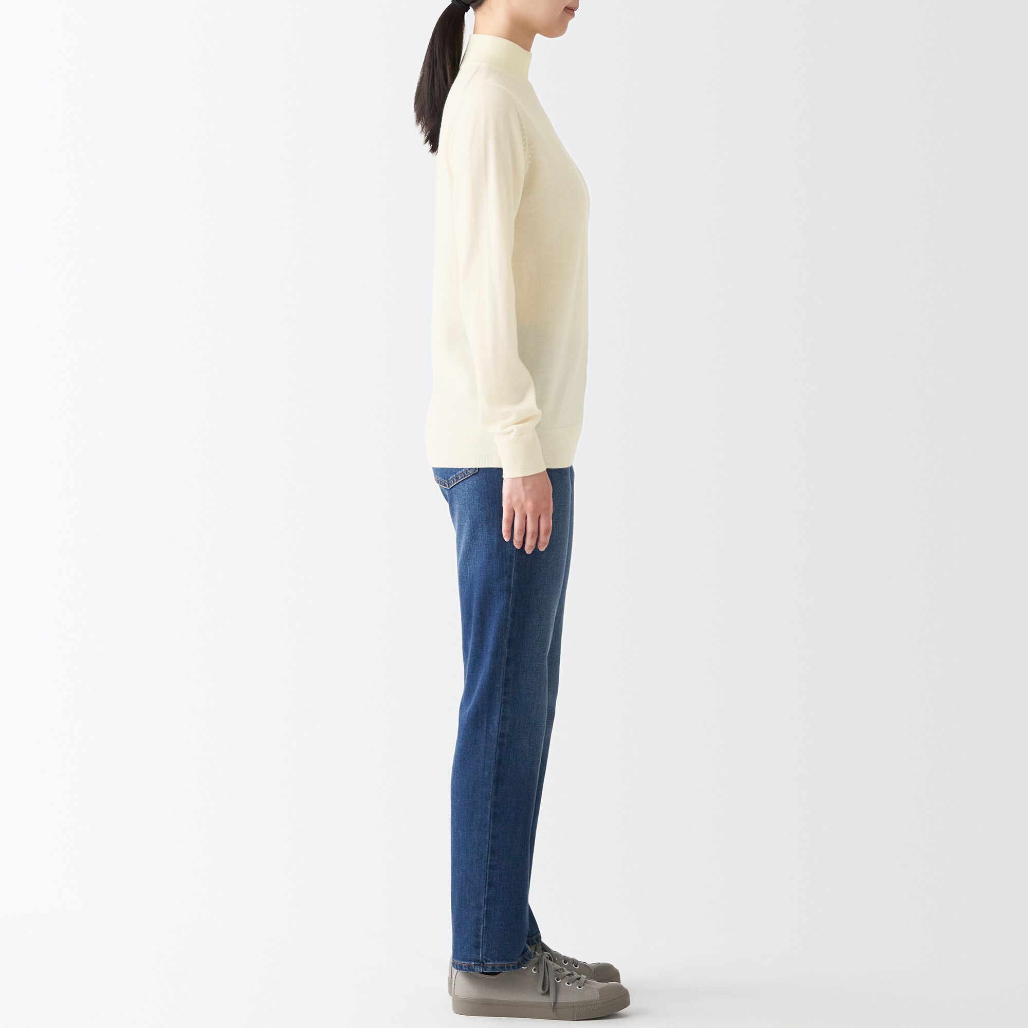 首のチクチクを抑えたハイネック洗えるセーター