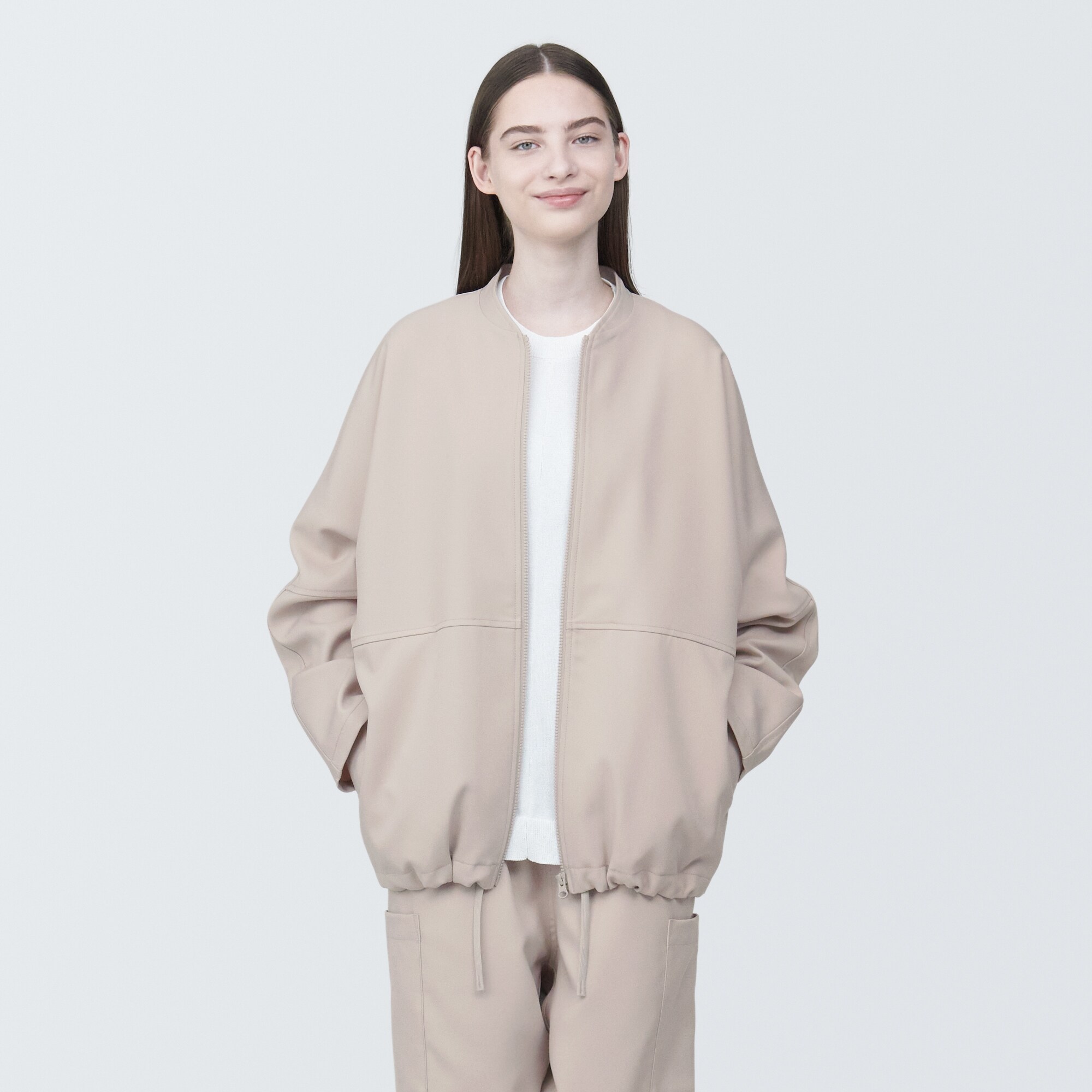 汚れが落ちやすいジップアップブルゾン