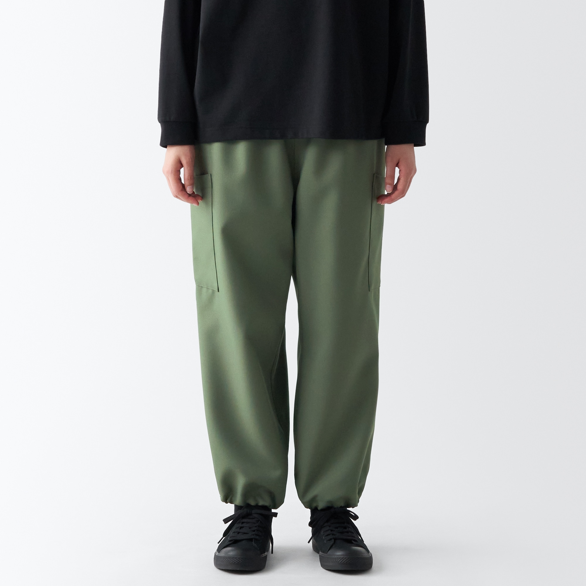 汚れが落ちやすいカーゴパンツ