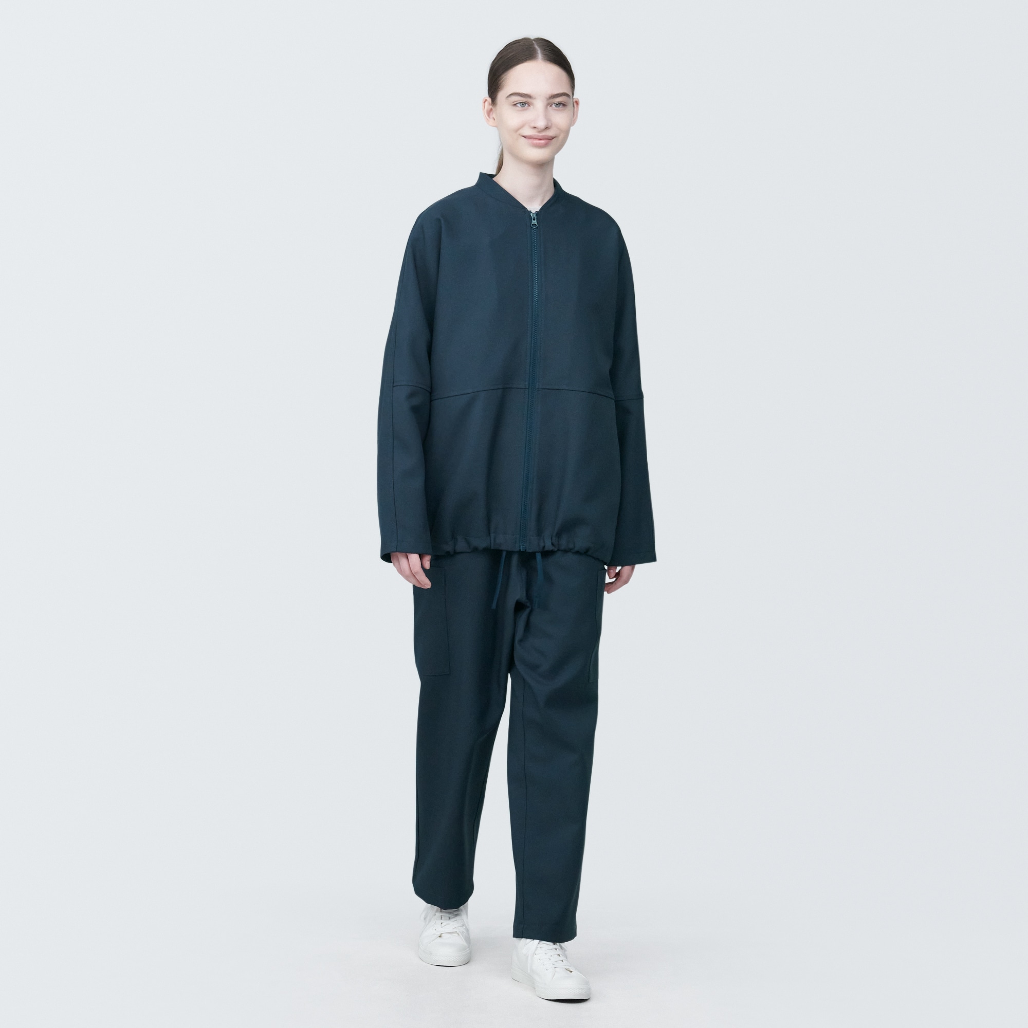 汚れが落ちやすいジップアップブルゾン