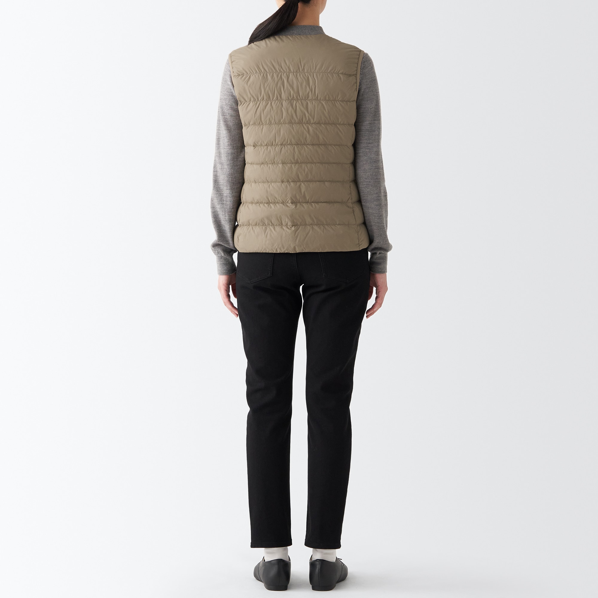 再生ナイロン軽量ノーカラーダウンベスト（数量限定）