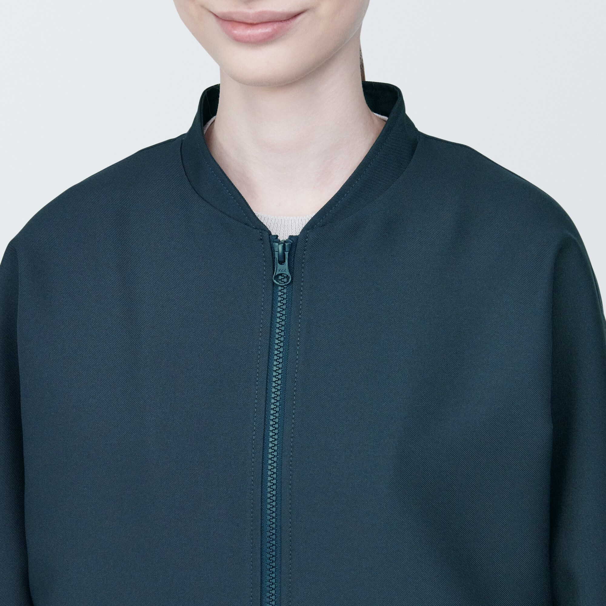 汚れが落ちやすいジップアップブルゾン