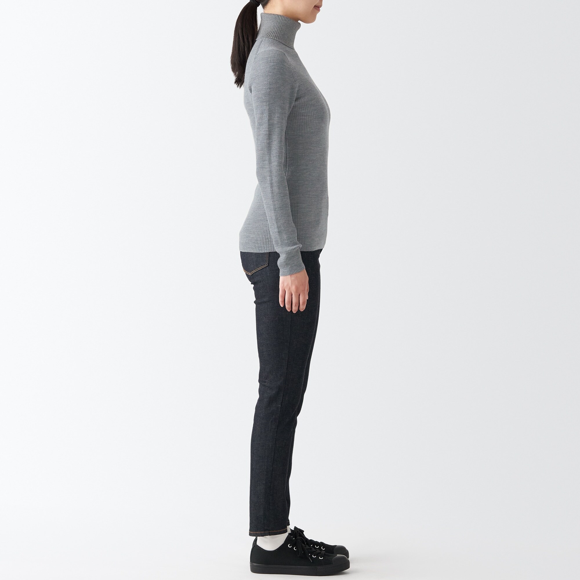 首のチクチクを抑えたリブタートルネック洗えるセーター