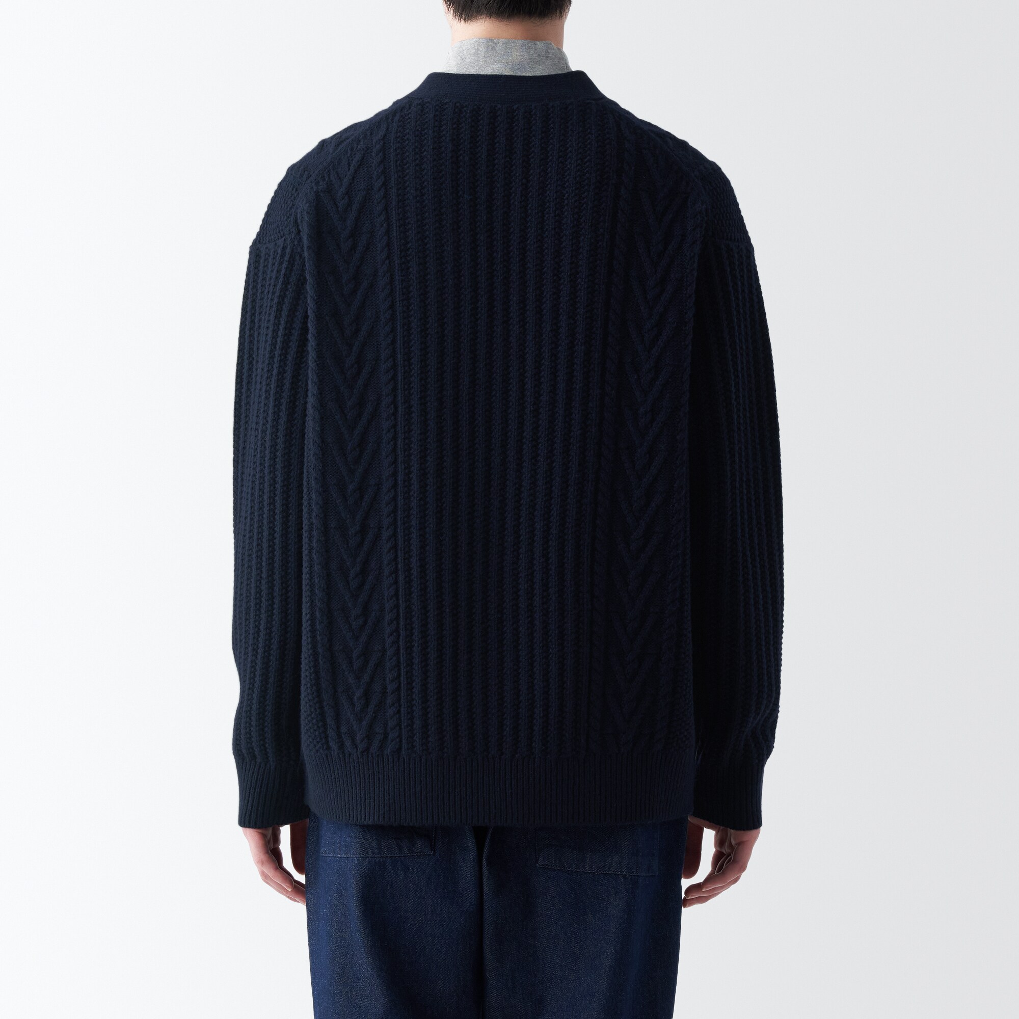 メリノウールケーブル柄Ｖネックカーディガン