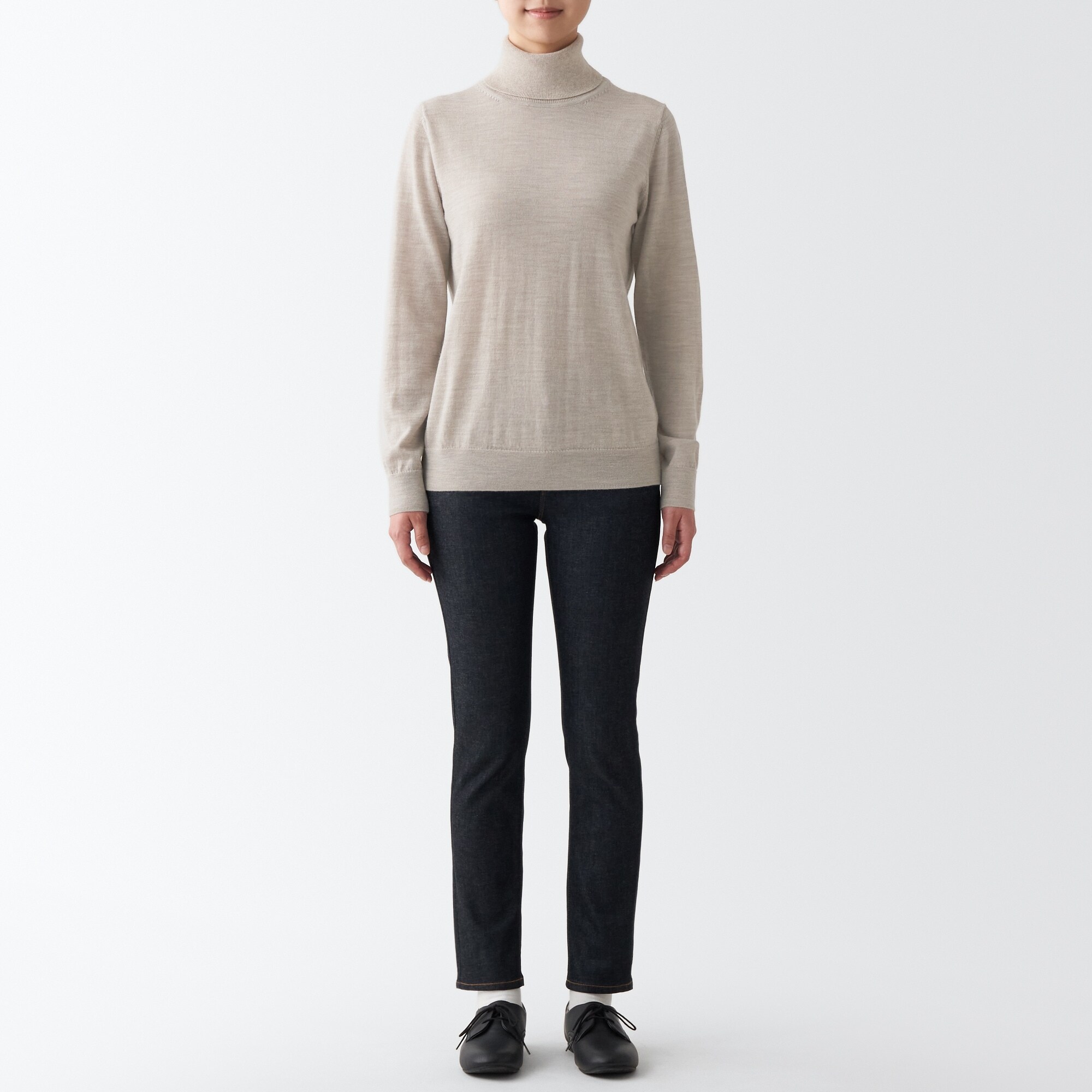 首のチクチクを抑えたタートルネック洗えるセーター