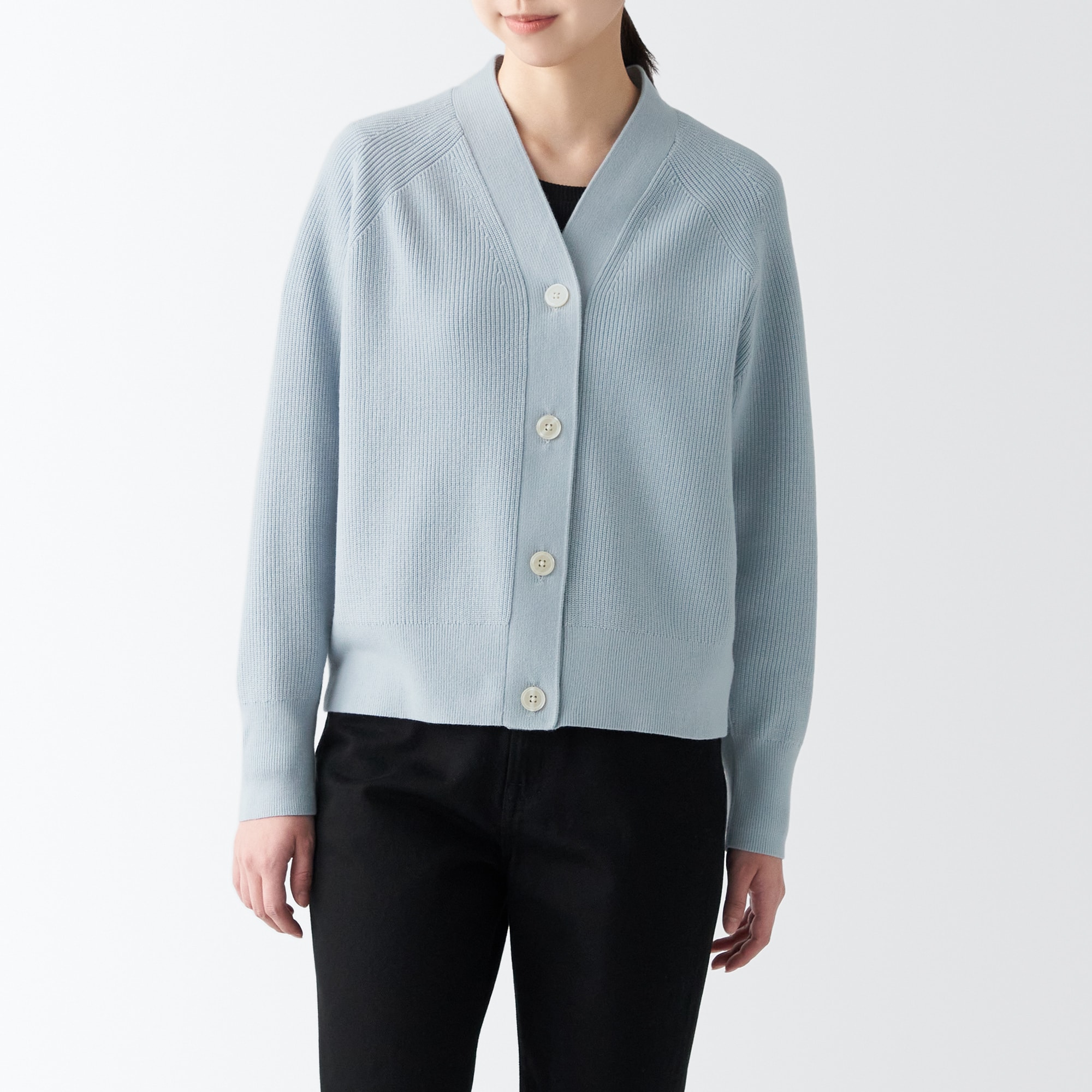 型崩れしにくい糸で編んだＶネックカーディガン