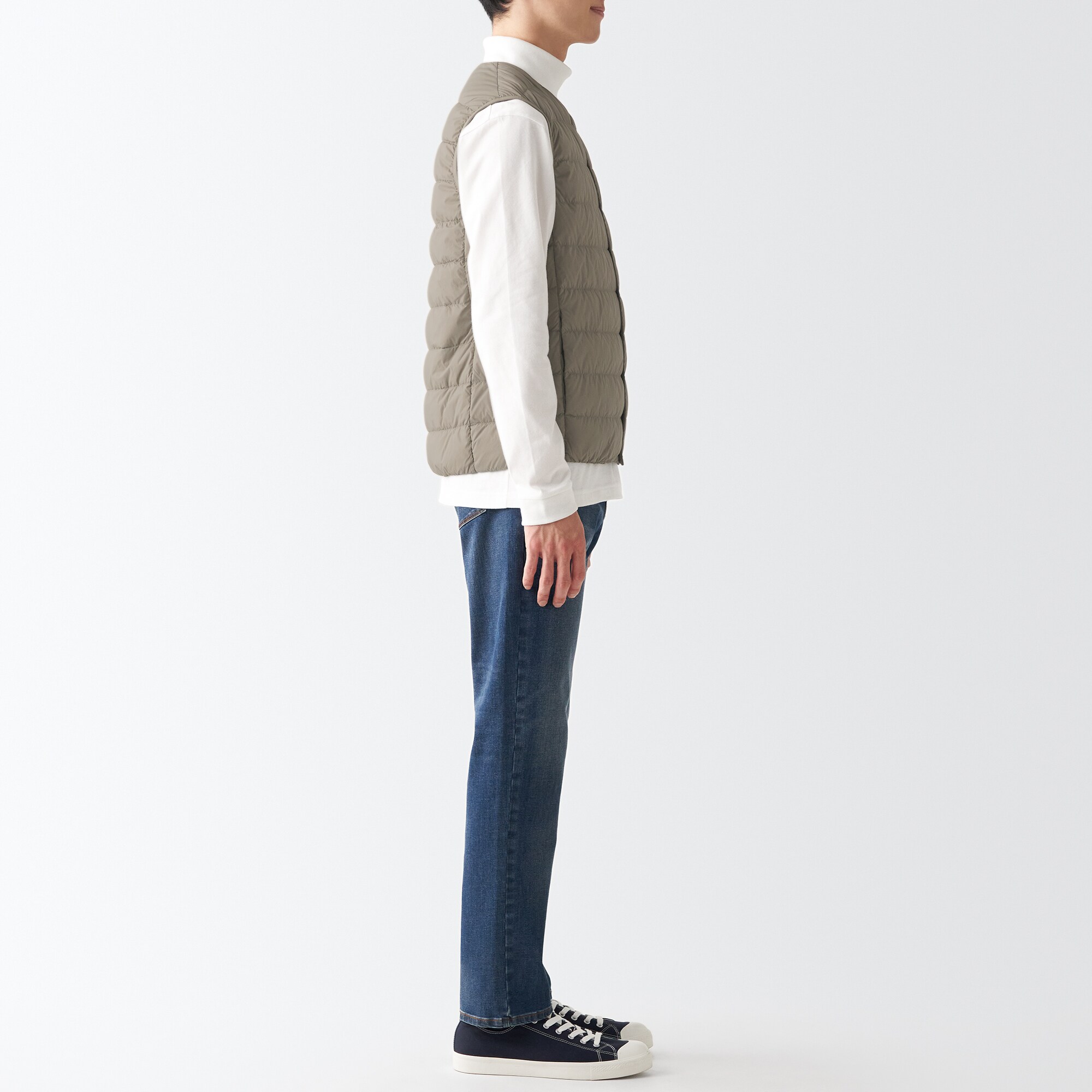 再生ナイロン軽量ノーカラーダウンベスト