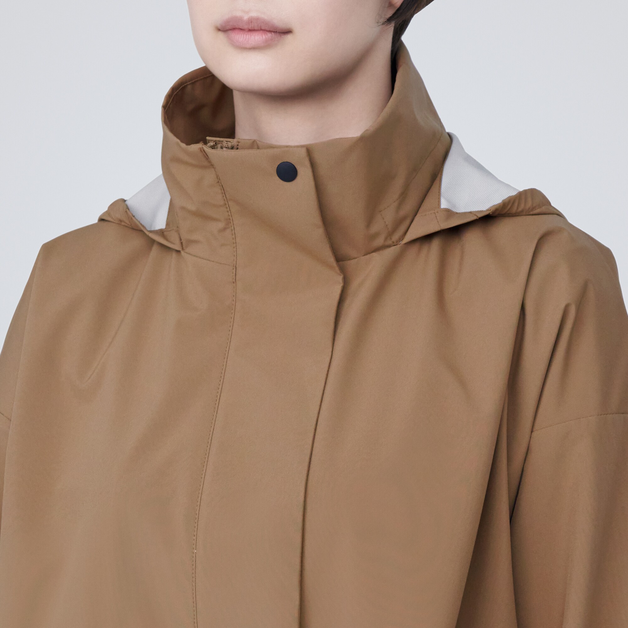 蒸れにくい　撥水フード付きロングコート