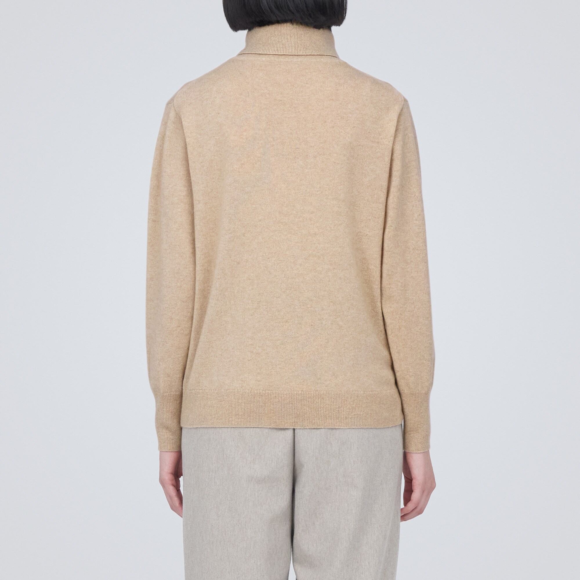 自然のまんまの色　カシミヤ　タートルネックセーター（数量限定）