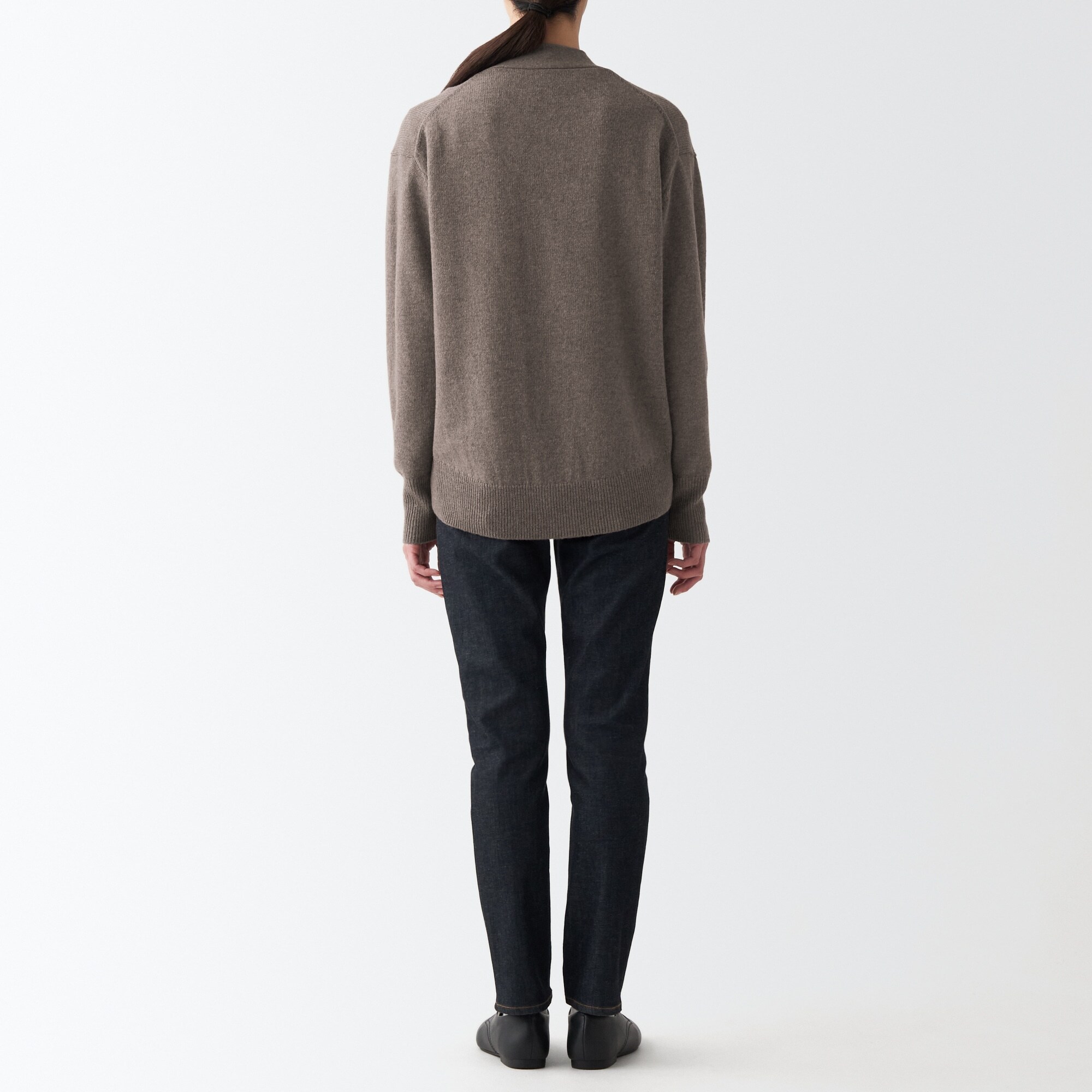 洗えるウールミドルゲージＶネックカーディガン