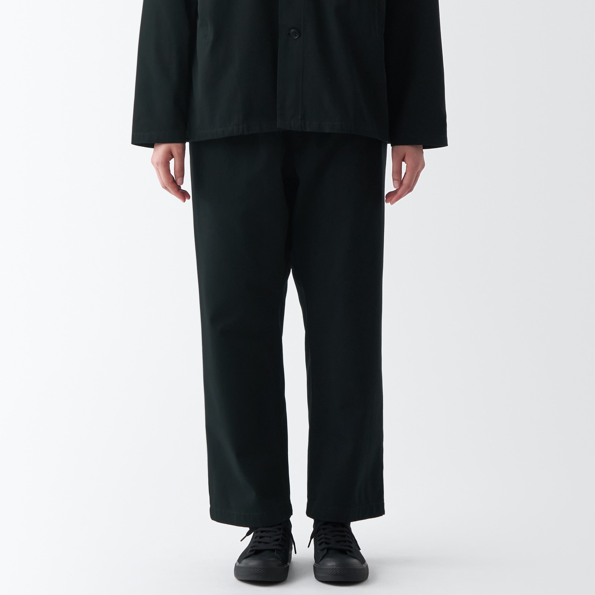 燃えにくい素材を使ったワイドパンツ