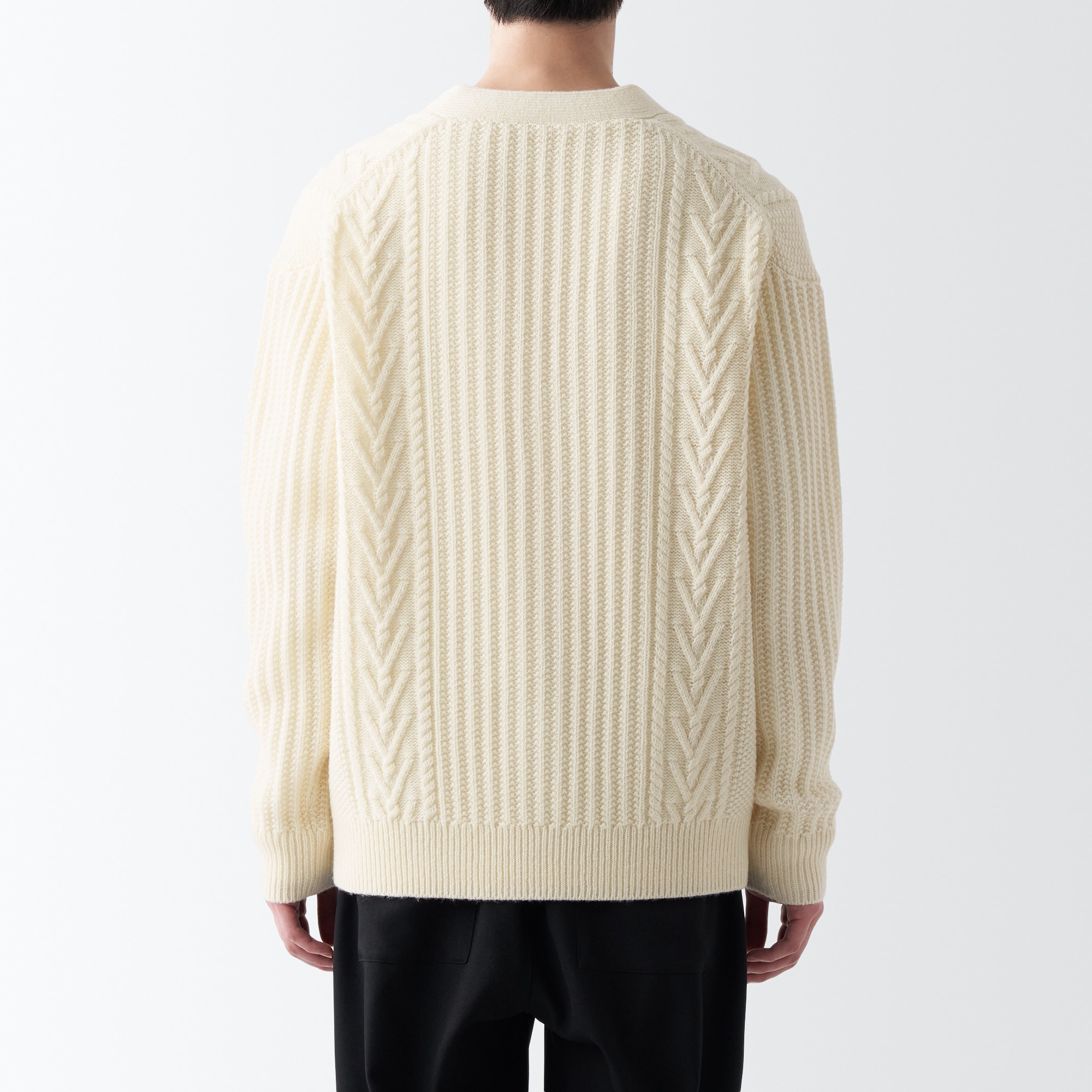 メリノウールケーブル柄Ｖネックカーディガン
