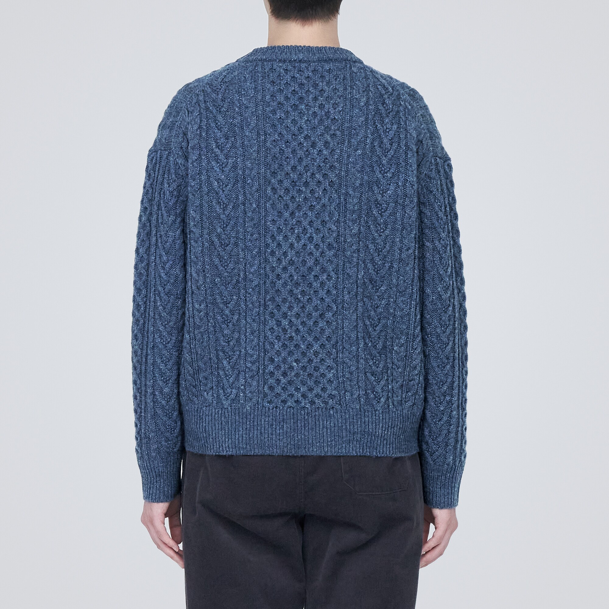 メリノウールケーブル柄クルーネックセーター