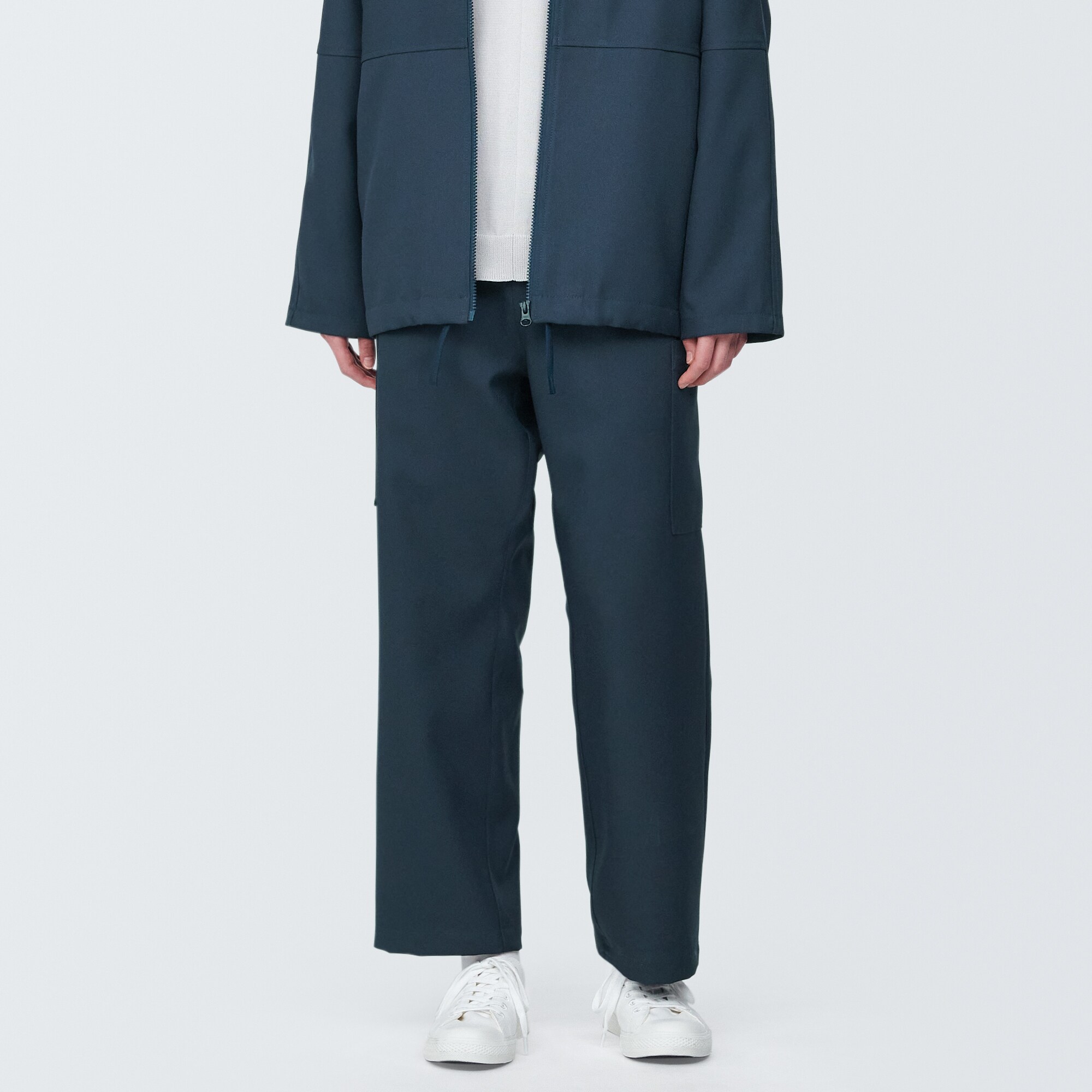 汚れが落ちやすいカーゴパンツ