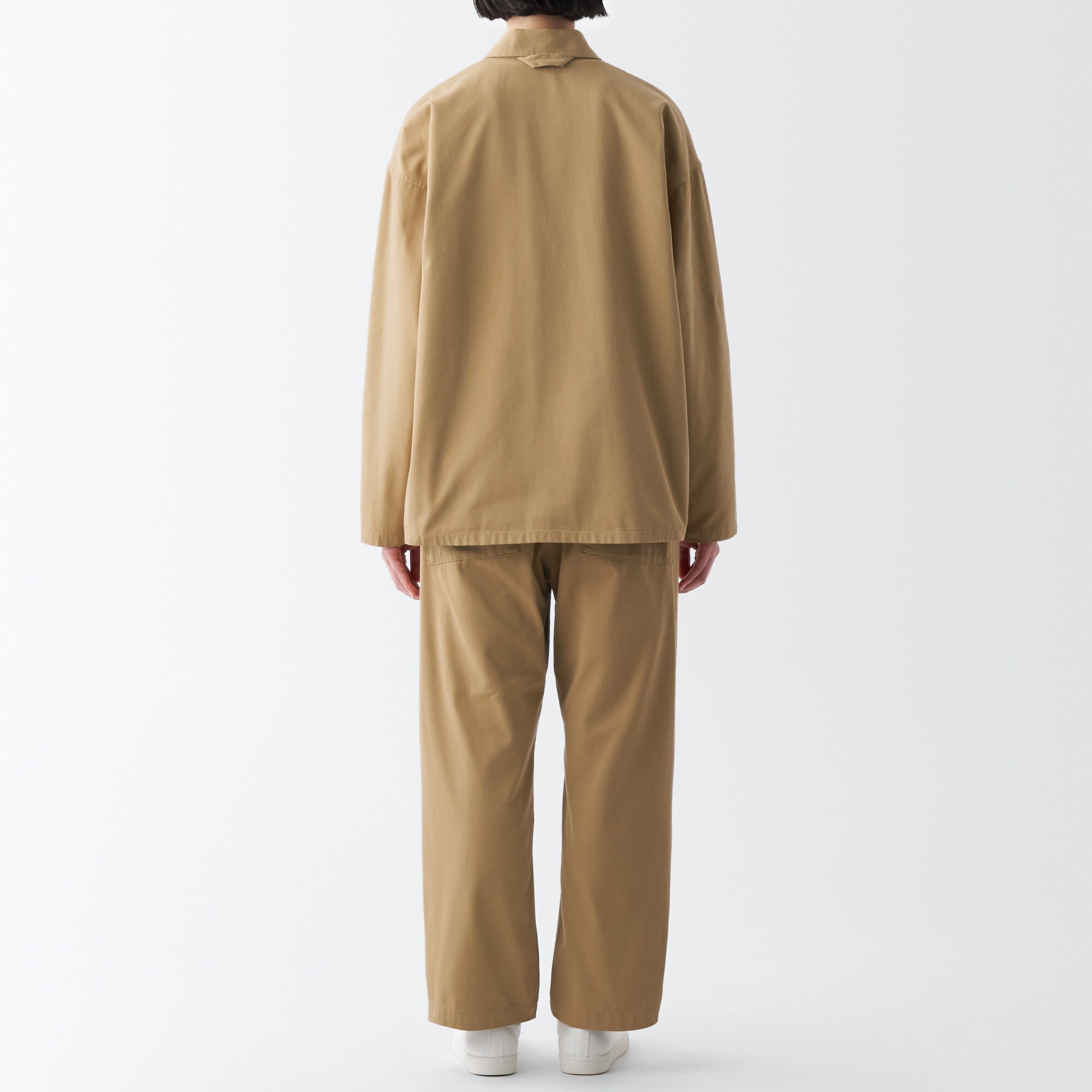 燃えにくい素材を使ったワイドパンツ