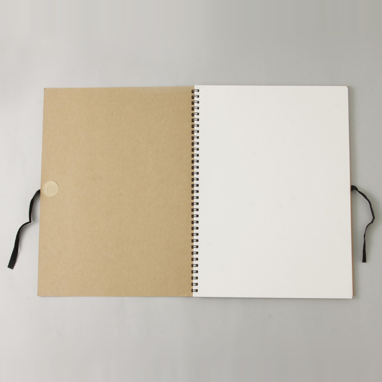 スケッチブックＦ４サイズ　２０枚（本文・約３３２×２４２ｍｍ）