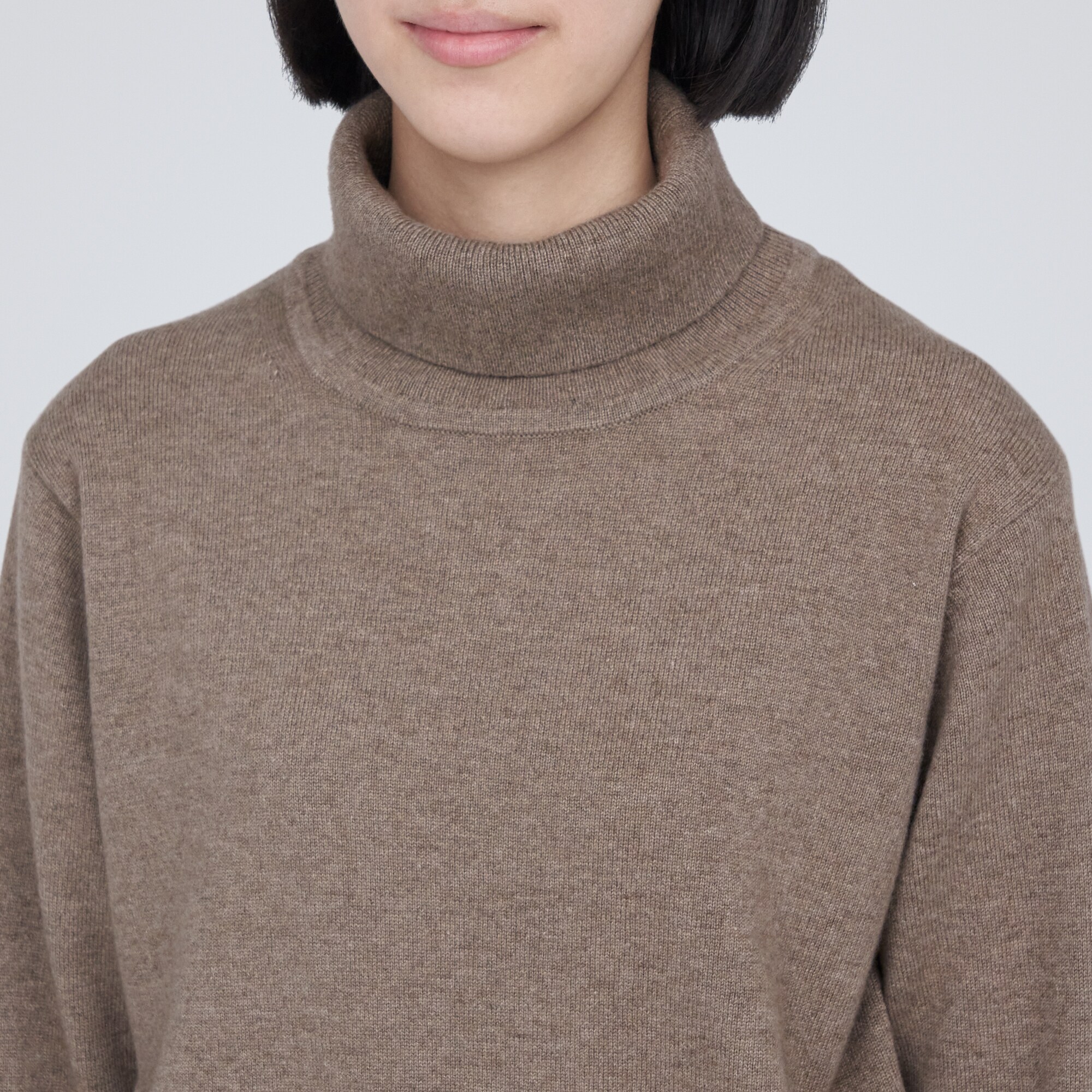 自然のまんまの色　カシミヤ　タートルネックセーター（数量限定）