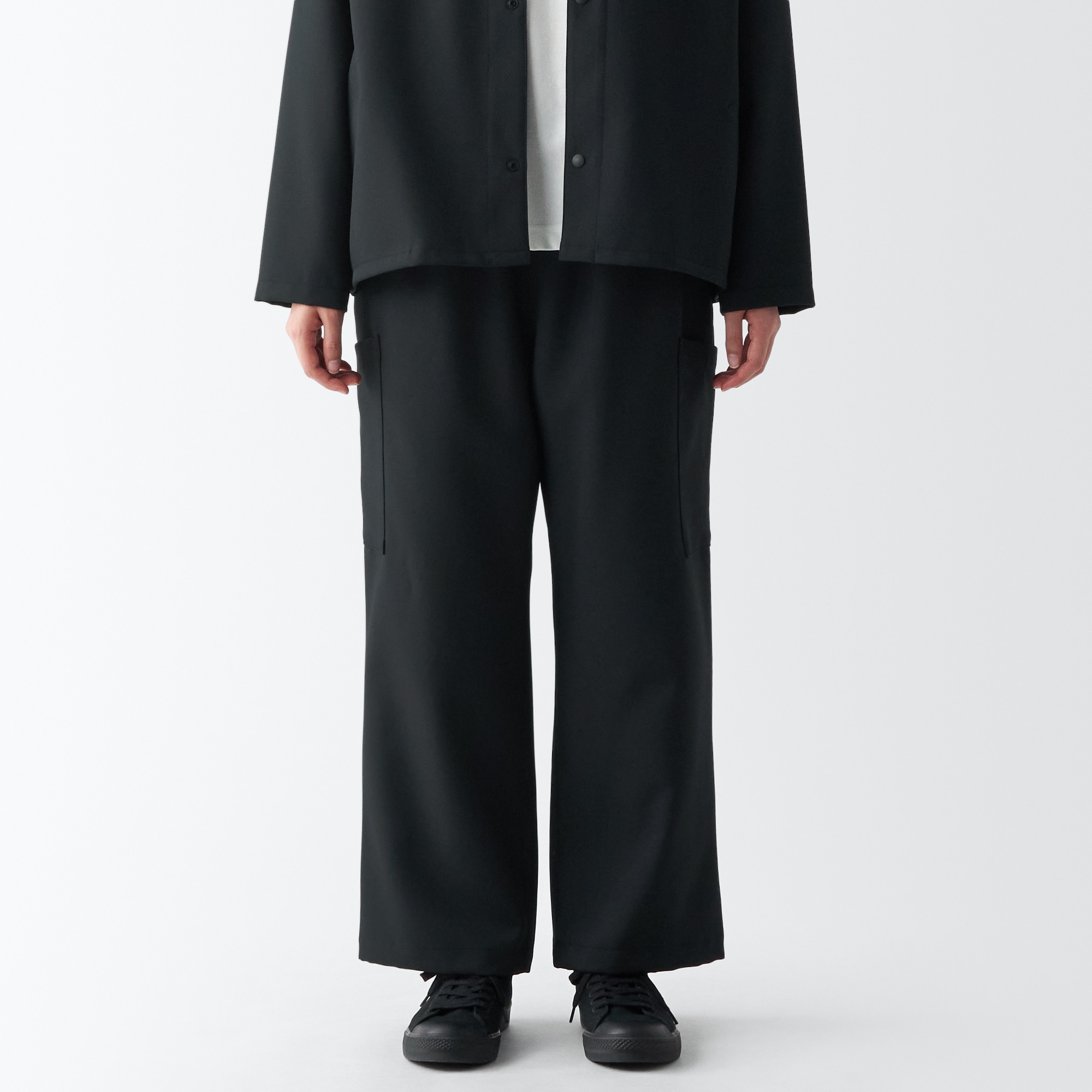 汚れが落ちやすいカーゴパンツ