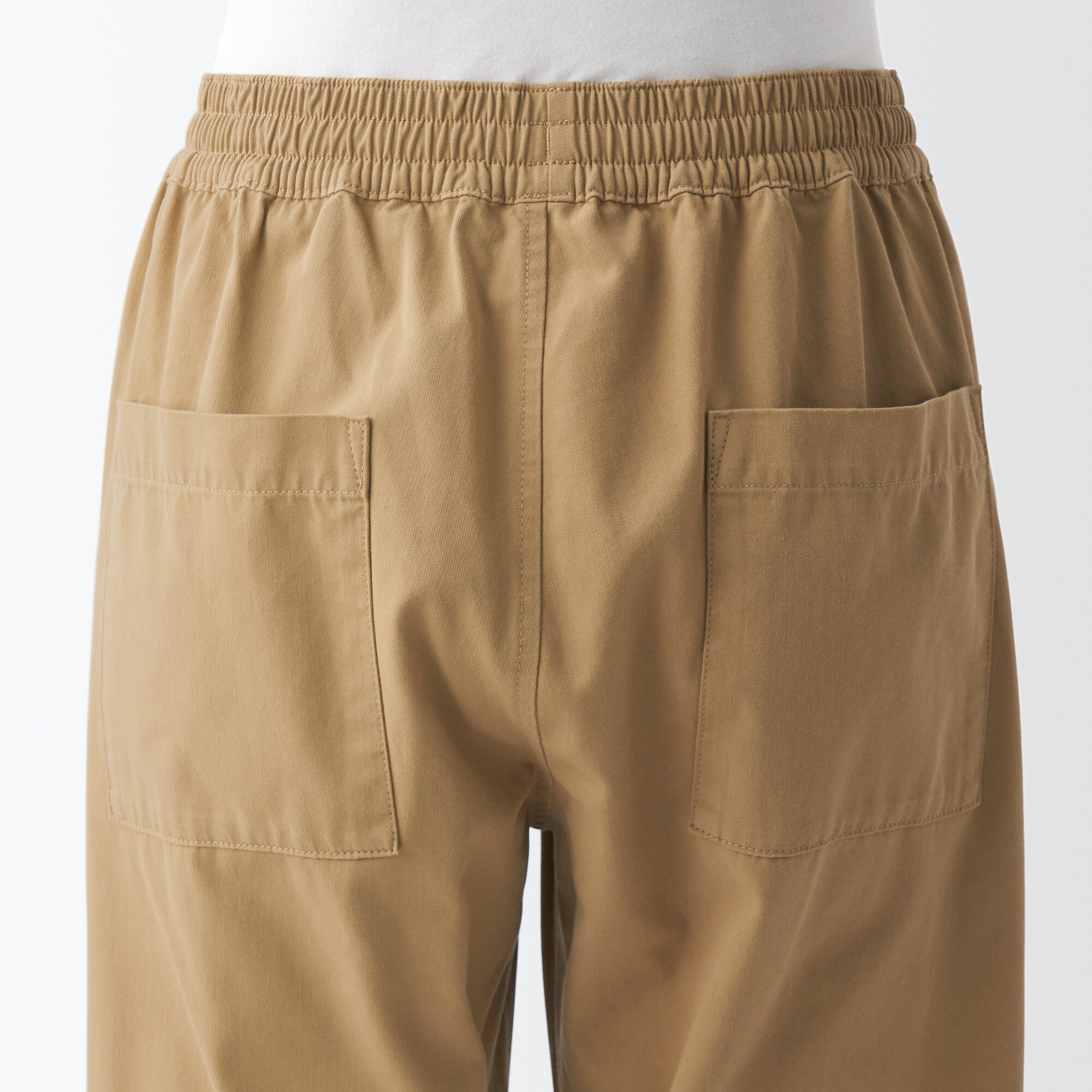 燃えにくい素材を使ったワイドパンツ