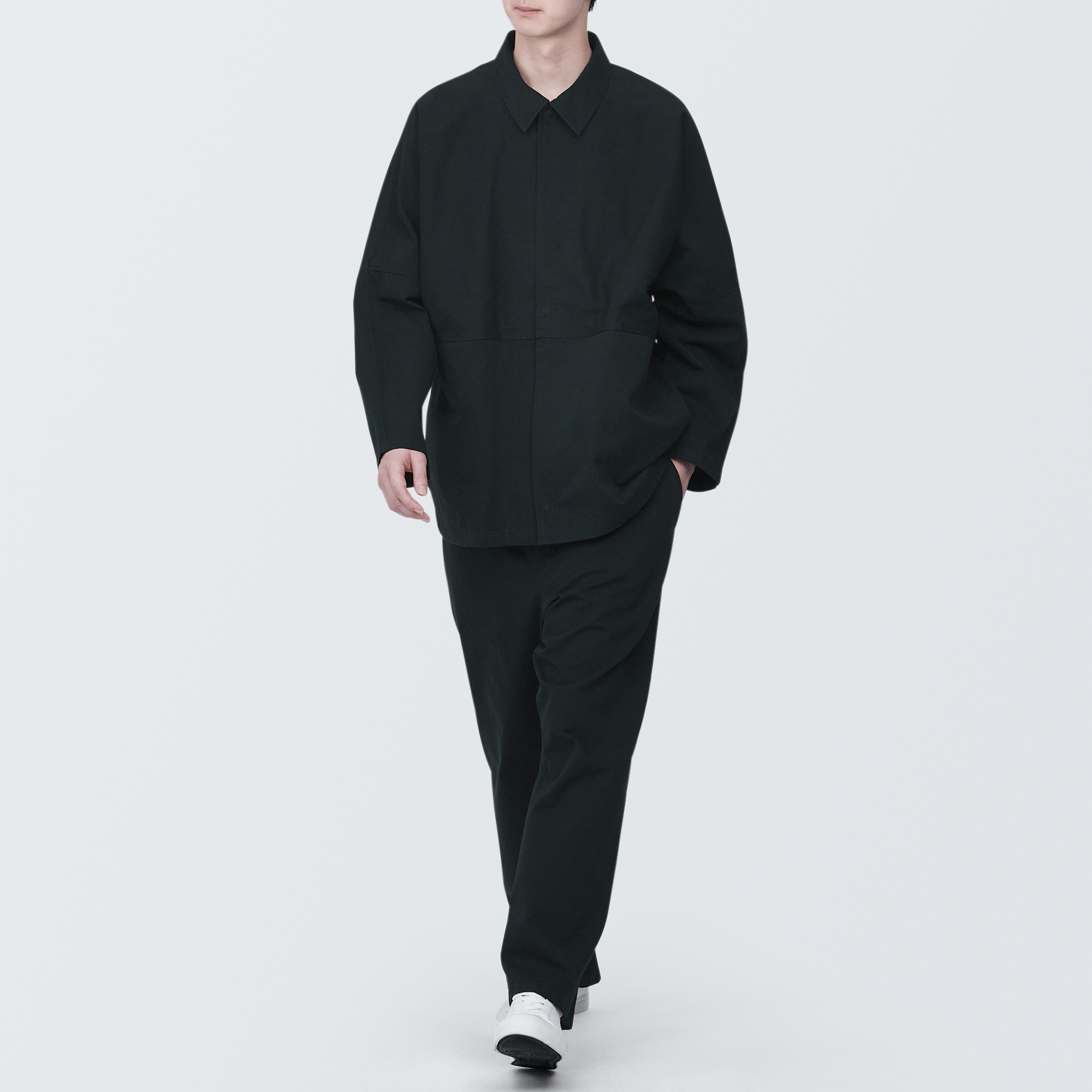 燃えにくい素材を使ったストレートパンツ