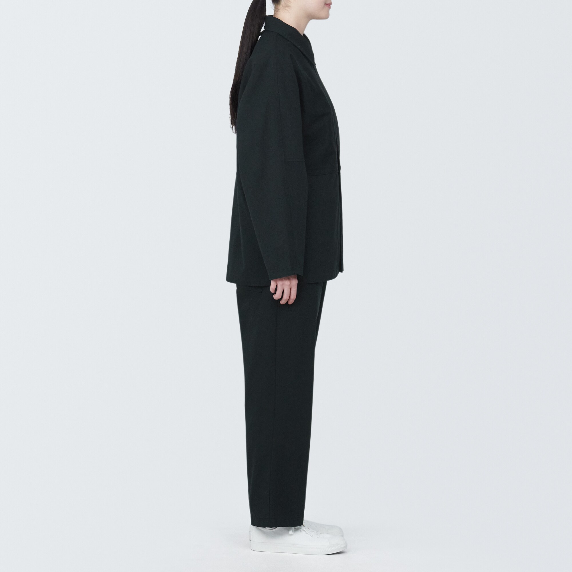 燃えにくい素材を使ったストレートパンツ