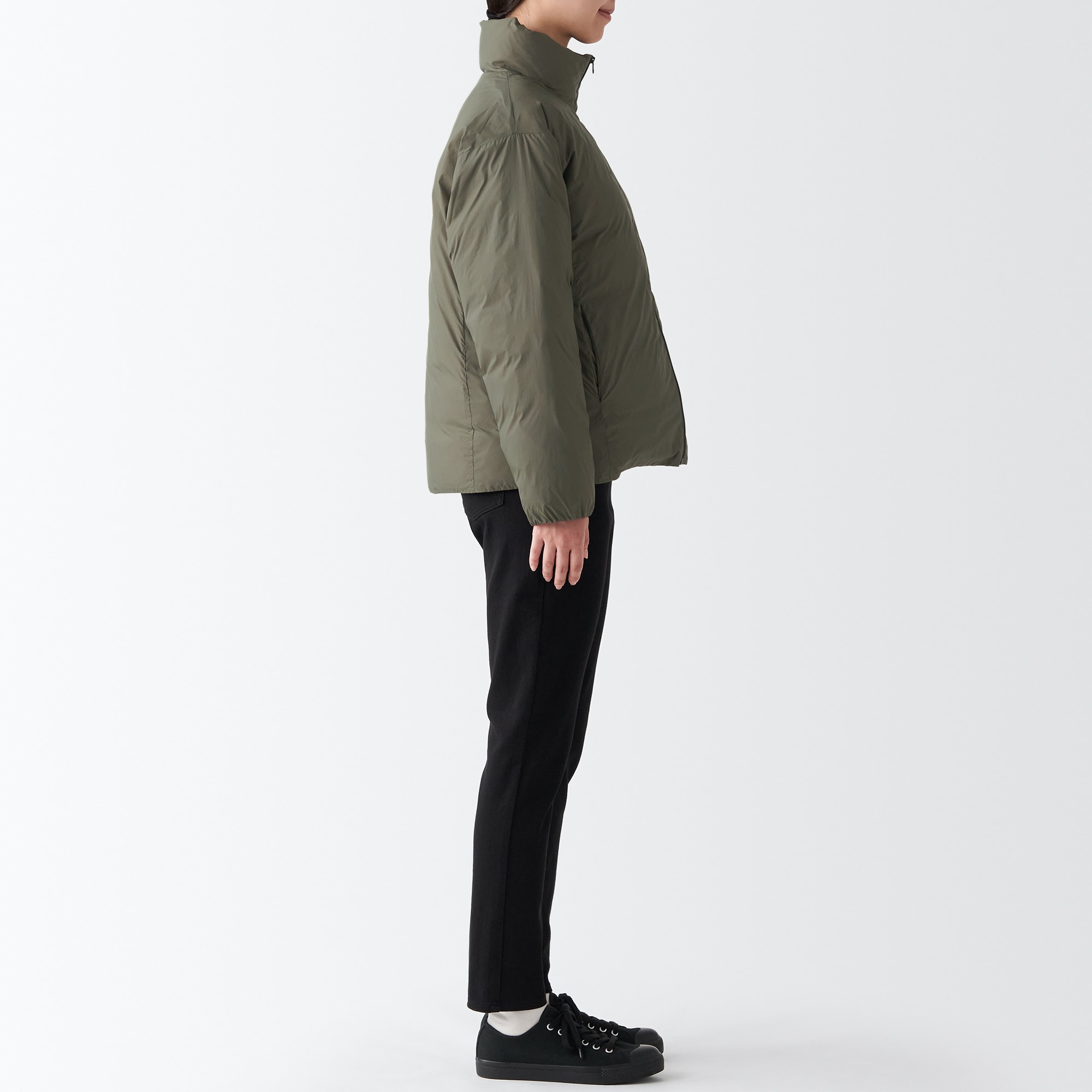 再生ナイロン軽量スタンドカラーダウンジャケット