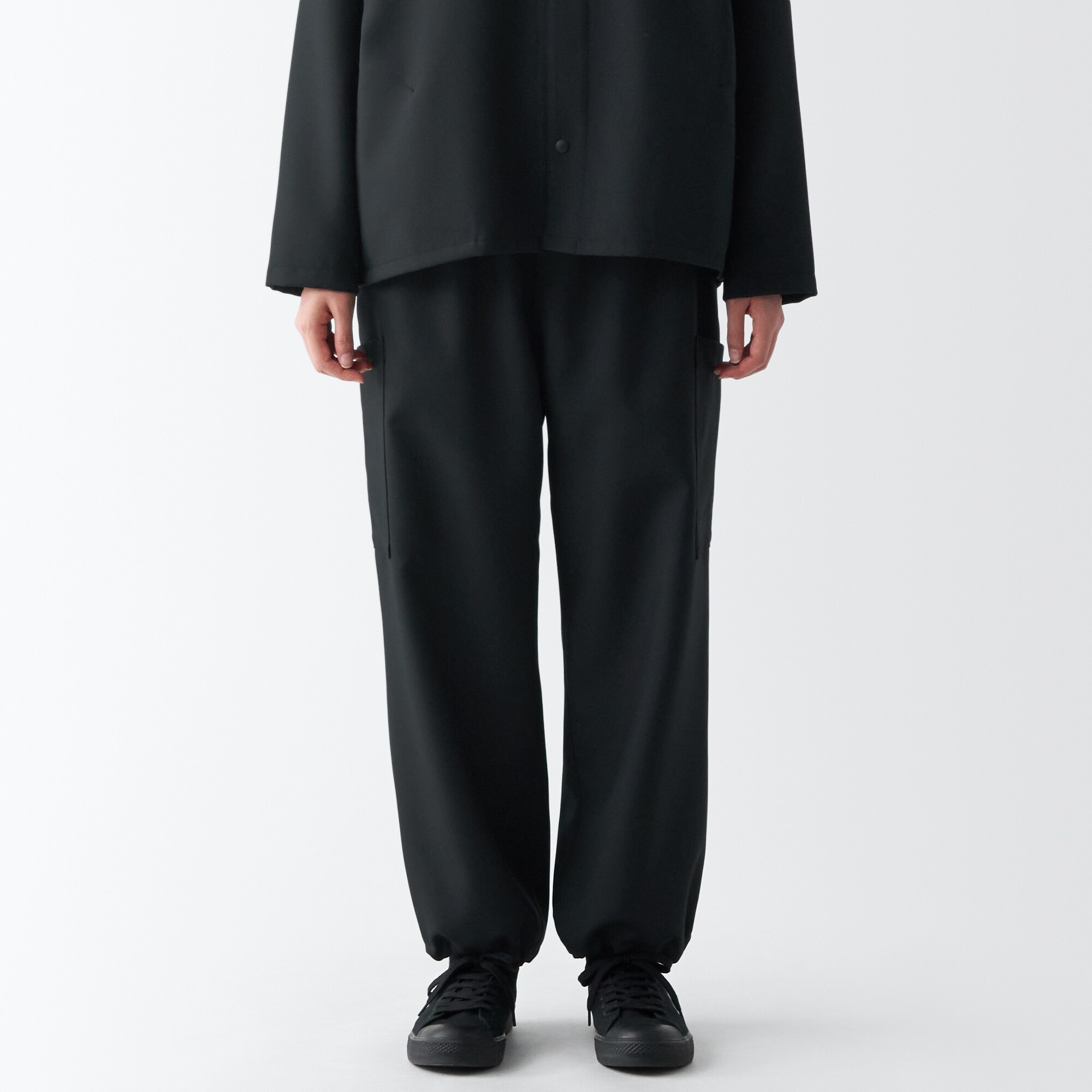 汚れが落ちやすいカーゴパンツ