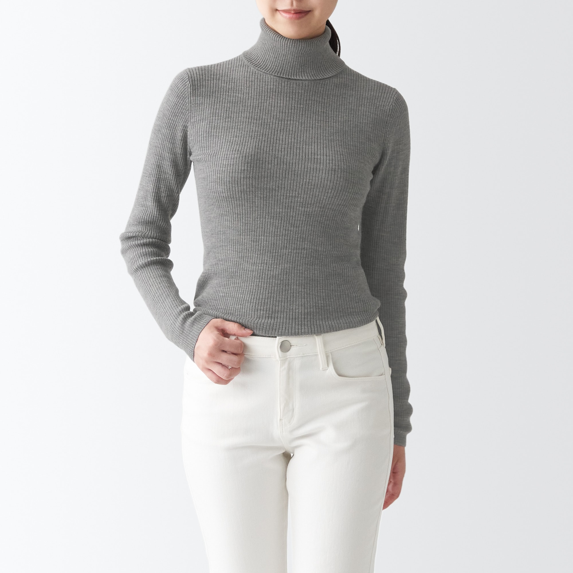 首のチクチクを抑えたリブ　タートルネック洗えるセーター（数量限定）