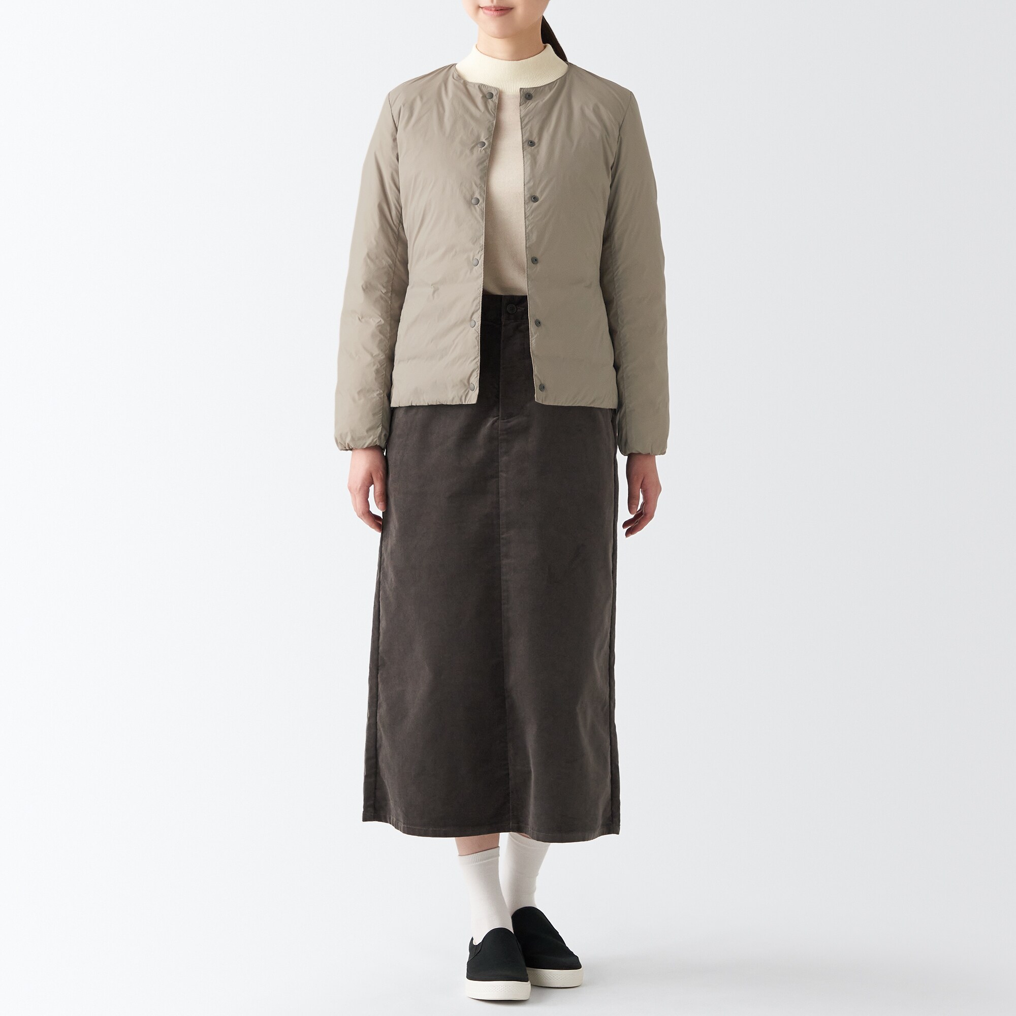 再生ナイロン軽量ノーカラーダウンジャケット（数量限定）