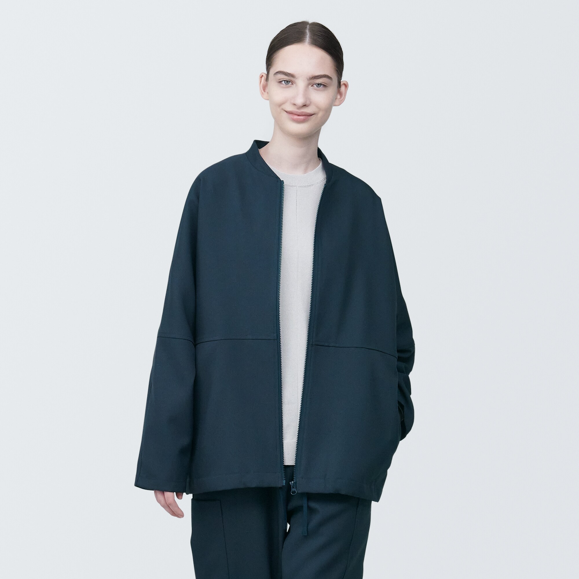 汚れが落ちやすいジップアップブルゾン