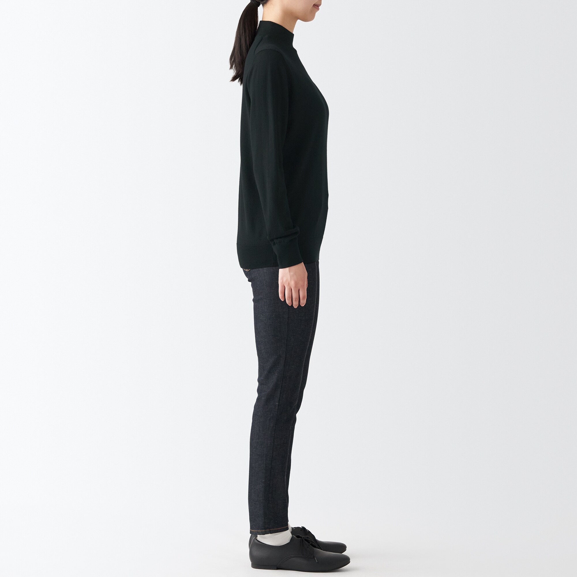 首のチクチクを抑えたハイネック洗えるセーター