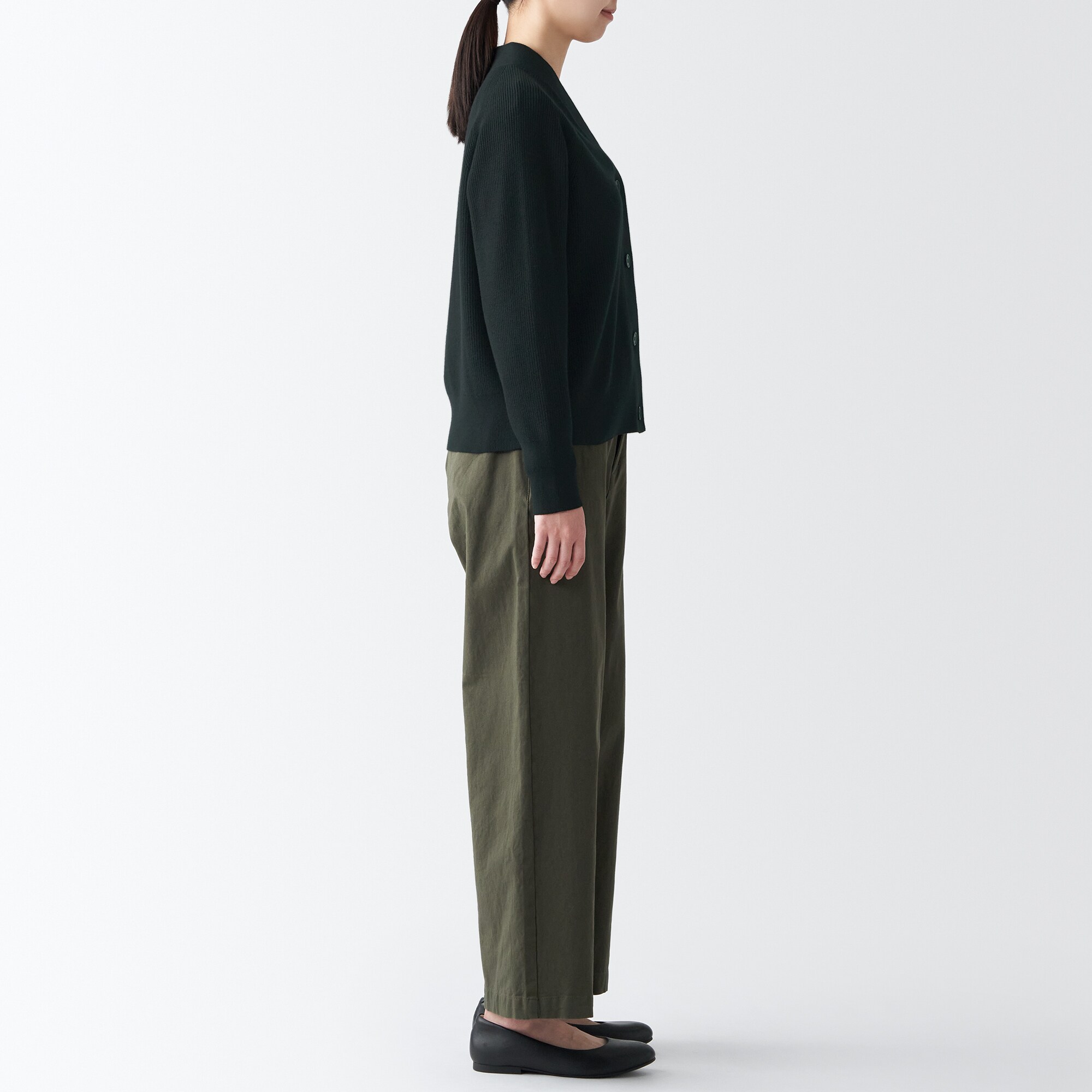 型崩れしにくい糸で編んだＶネックカーディガン