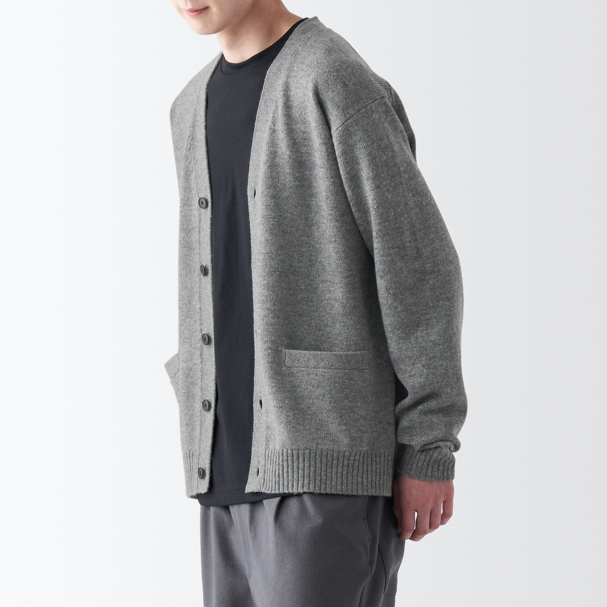 洗えるウールミドルゲージＶネックカーディガン