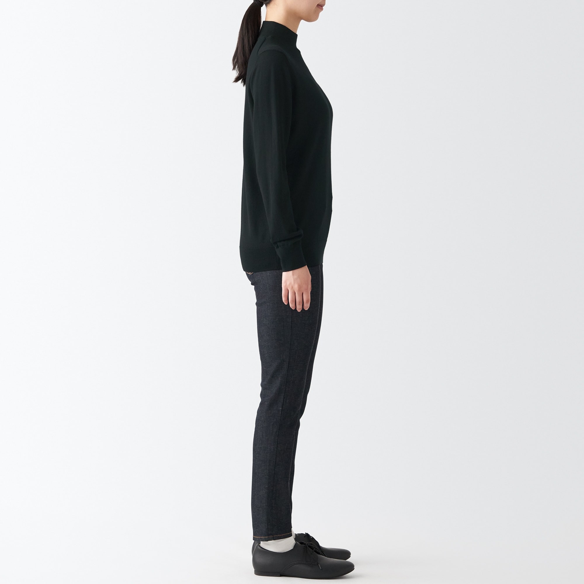 首のチクチクを抑えたハイネック洗えるセーター