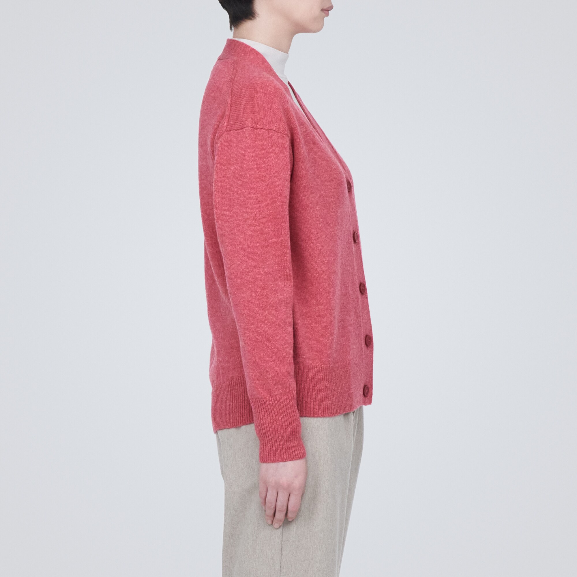 洗えるウールミドルゲージＶネックカーディガン